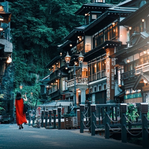 กินซังออนเซ็น หมู่บ้านออนเซ็นกลางหุบเขาในญี่ปุ่น