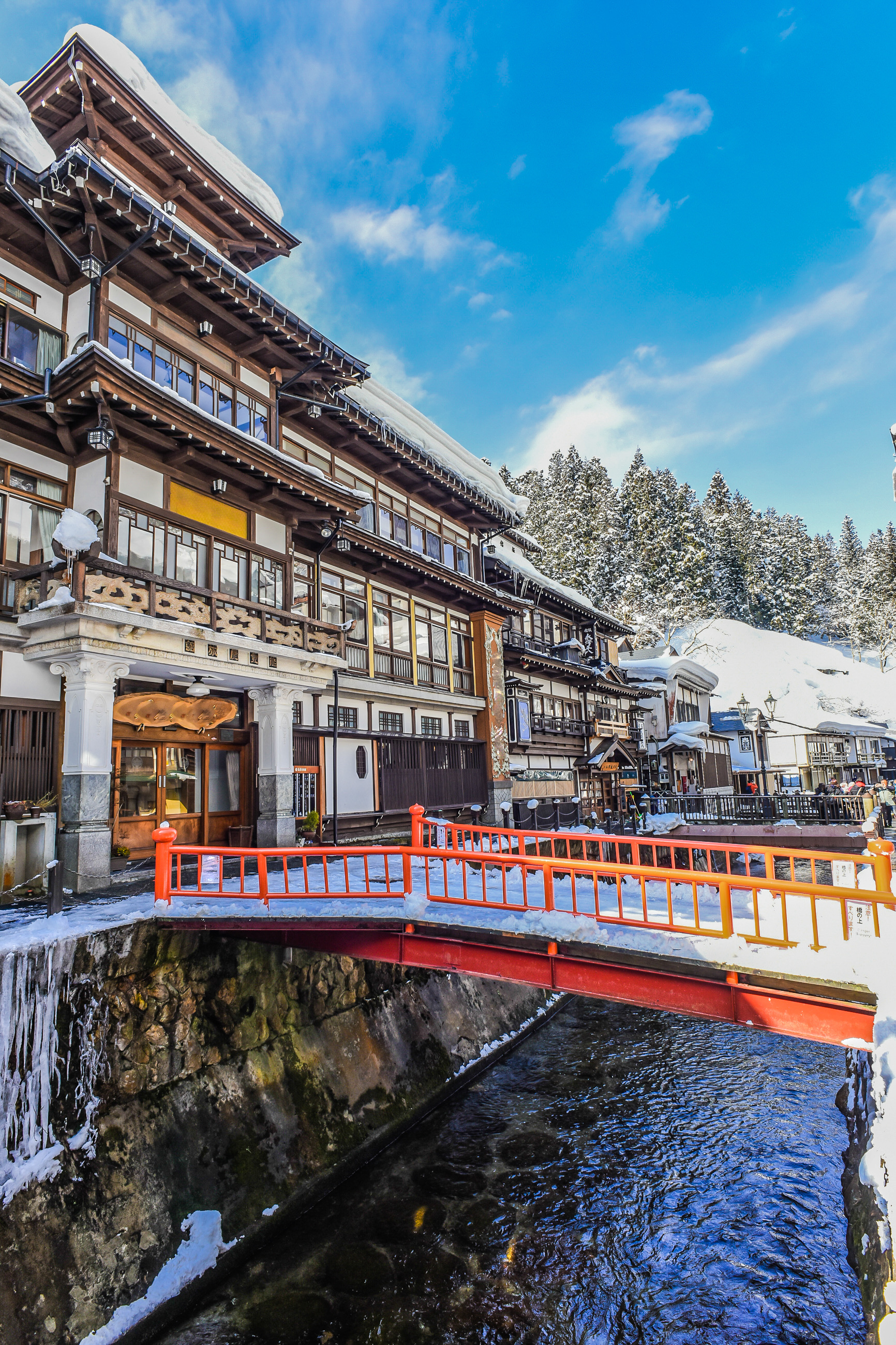 หมู่บ้าน Ginzan Onsen ในเวลากลางวันปกคลุมด้วยหิมะ