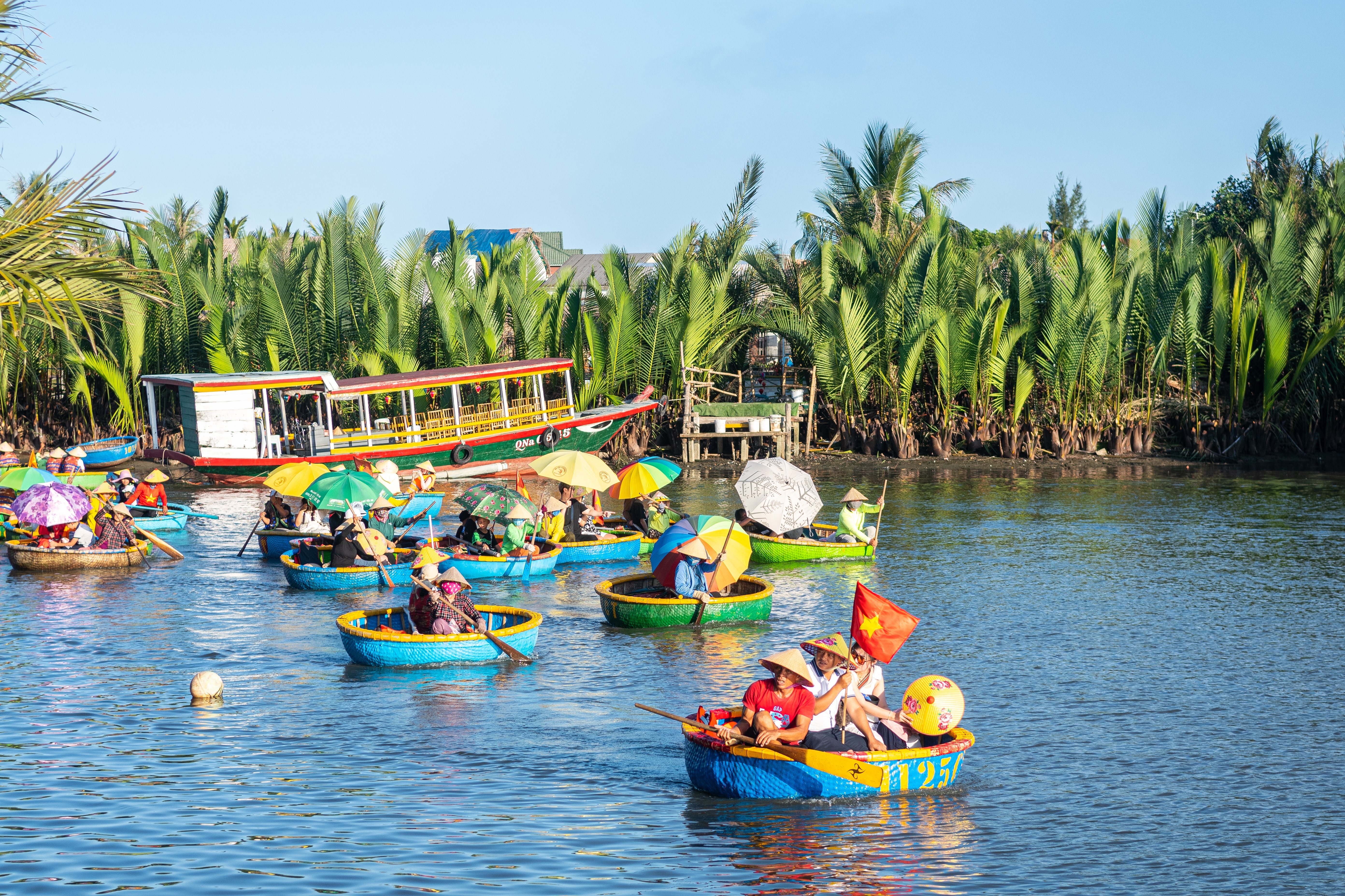 การนั่งเรือกระด้งท่องเที่ยวในหมู่บ้านมะพร้าว Cam Thanh Coconut Village ฮอยอัน