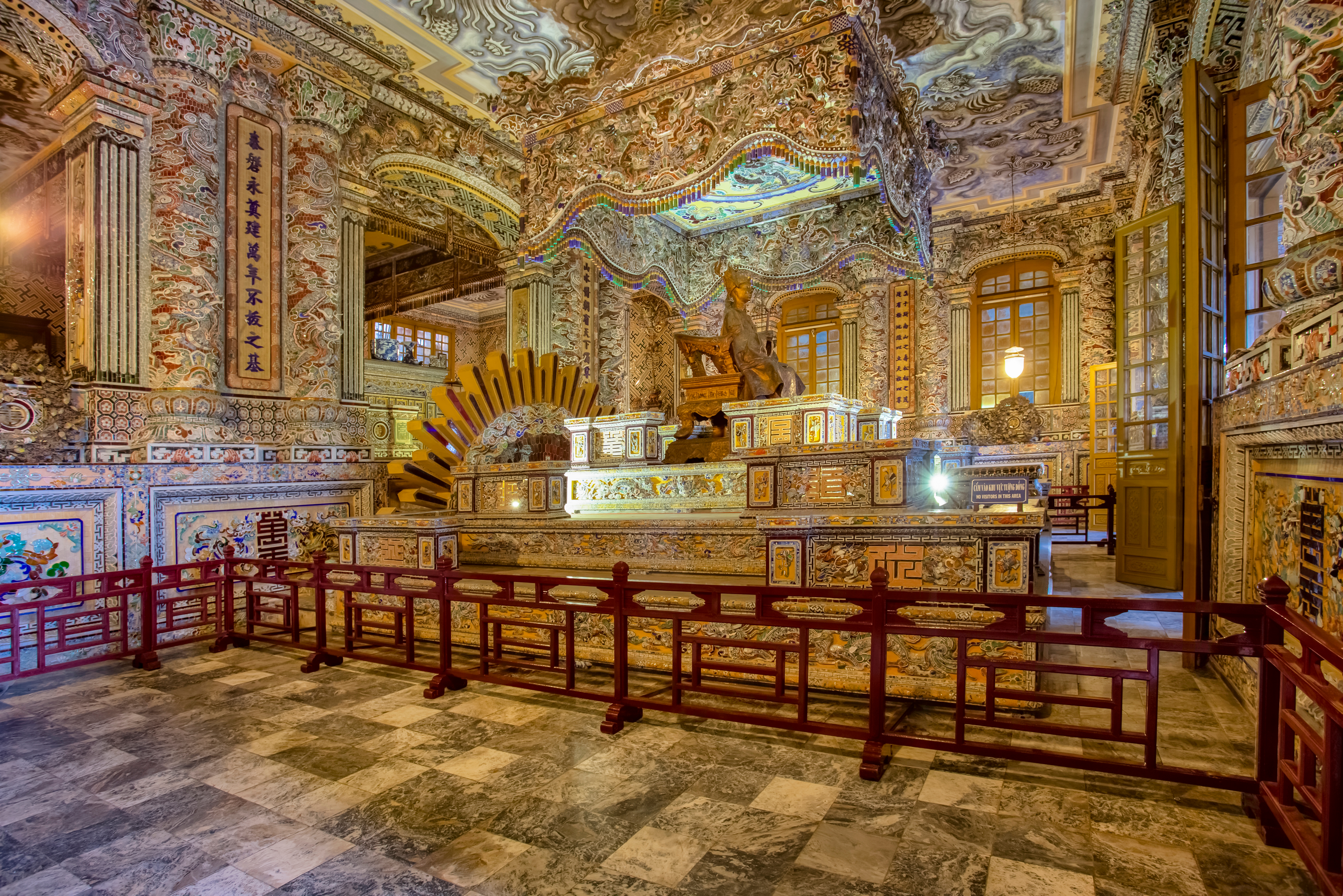 ทัวร์เวียดนาม เมืองเว้ เที่ยวสุสานพระเจ้าไคดิงห์