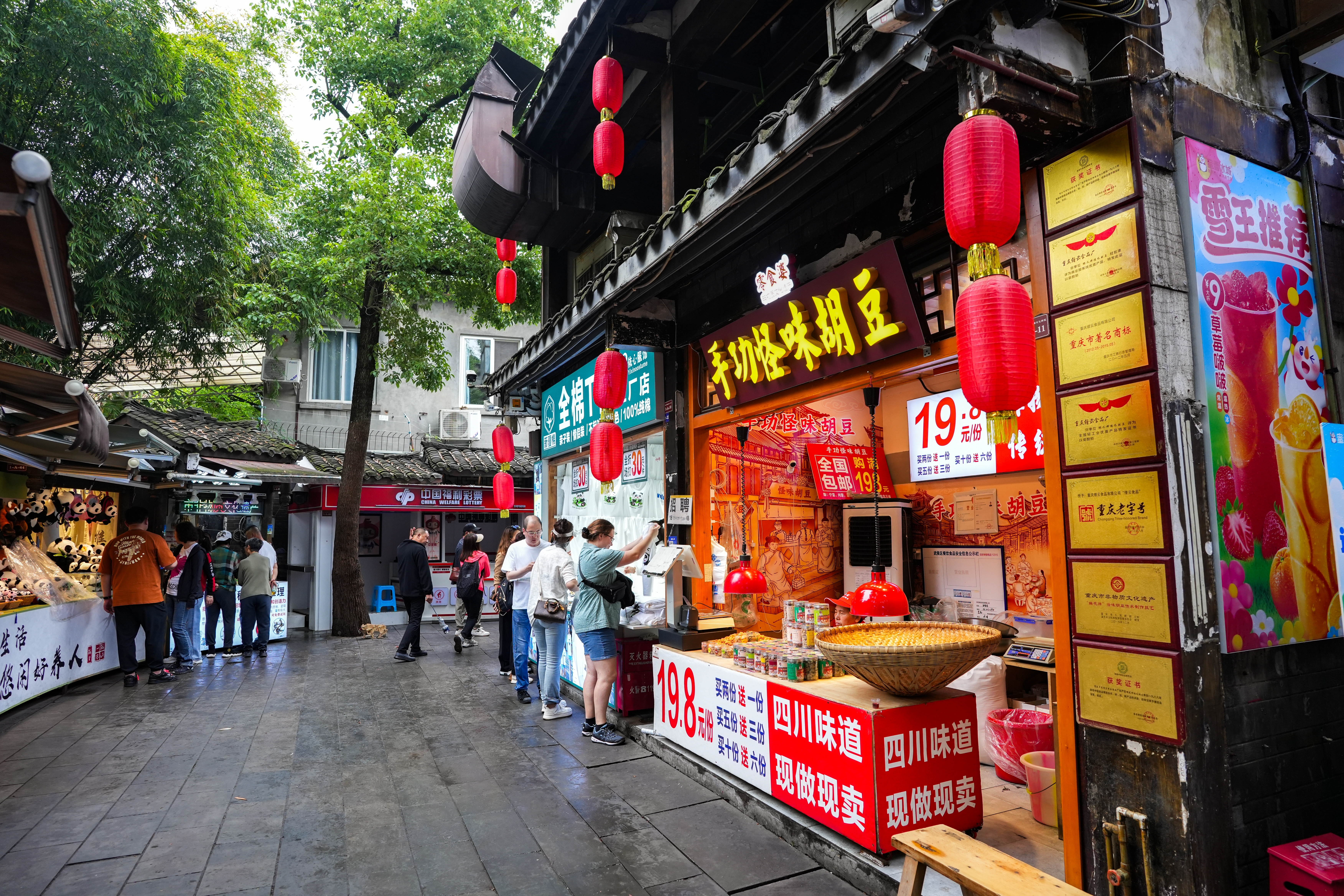 บรรยากาศถนนโบราณ Jinli Ancient Street เฉิงตู พร้อมโคมแดงสไตล์จีน