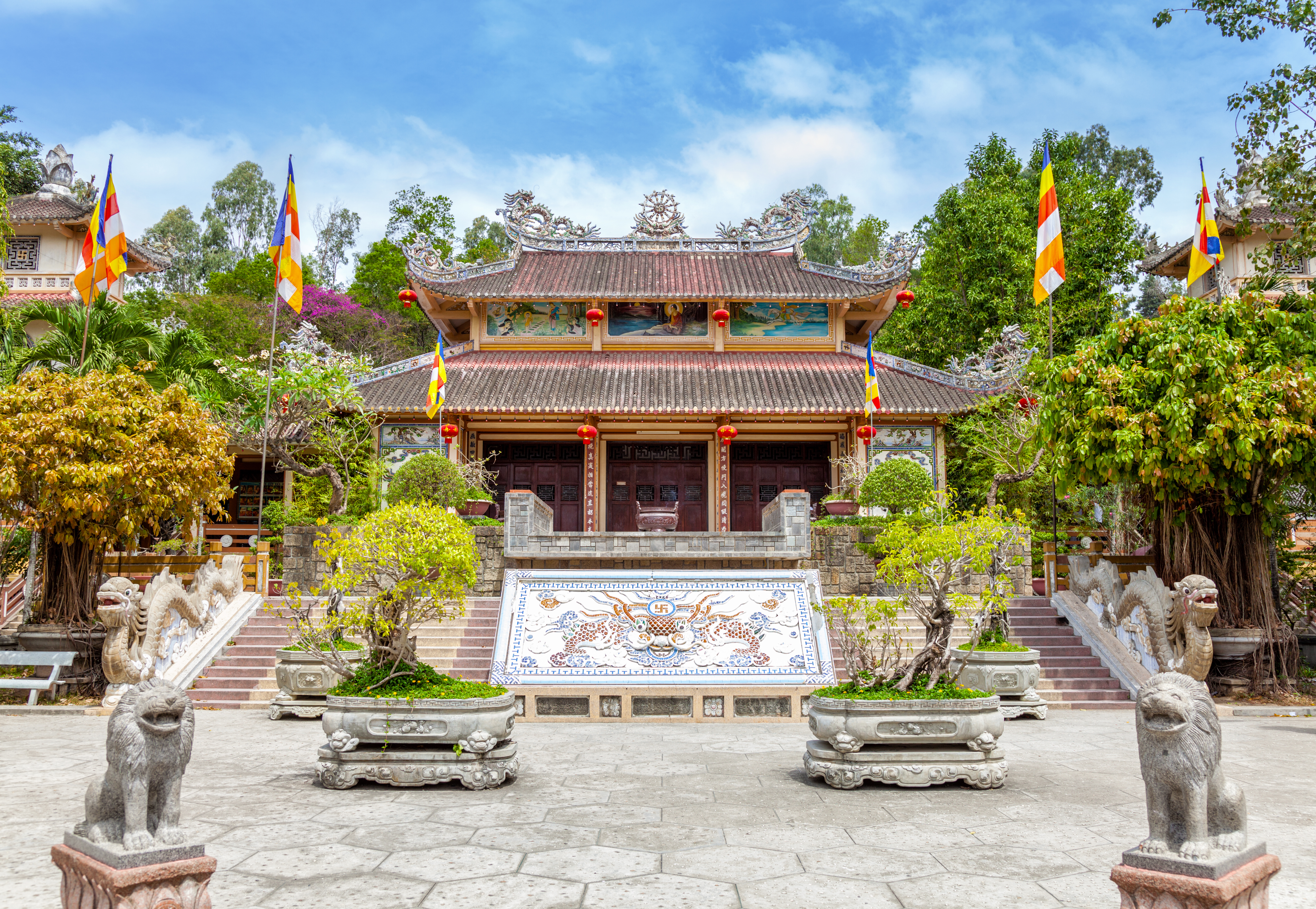 วิวเมืองญาจางจากยอดวัดลองเซิน ประเทศเวียดนาม