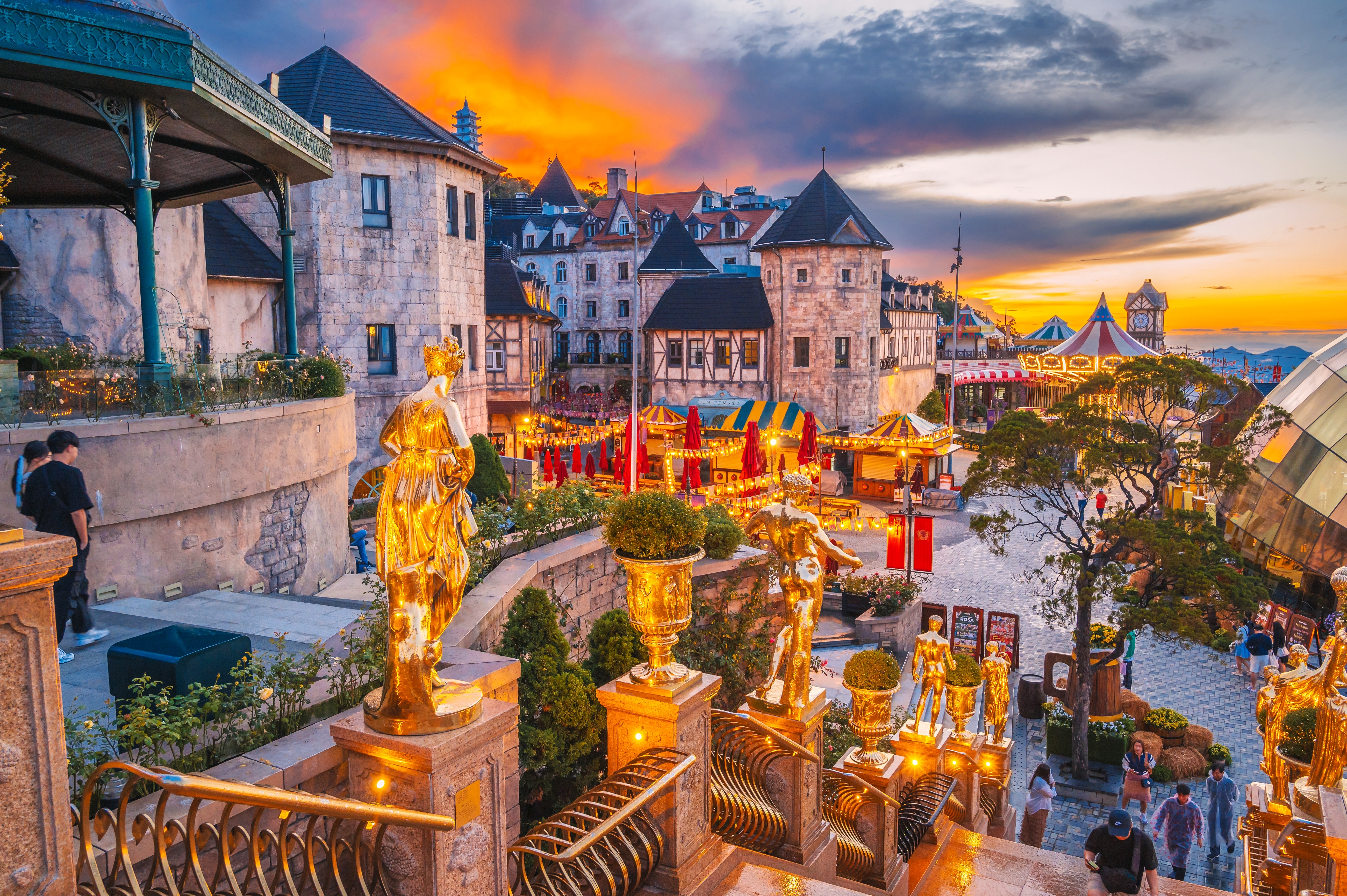 ภาพเมืองโบราณฮอยอันยามค่ำคืนกับแสงไฟจากโคมสีสัน