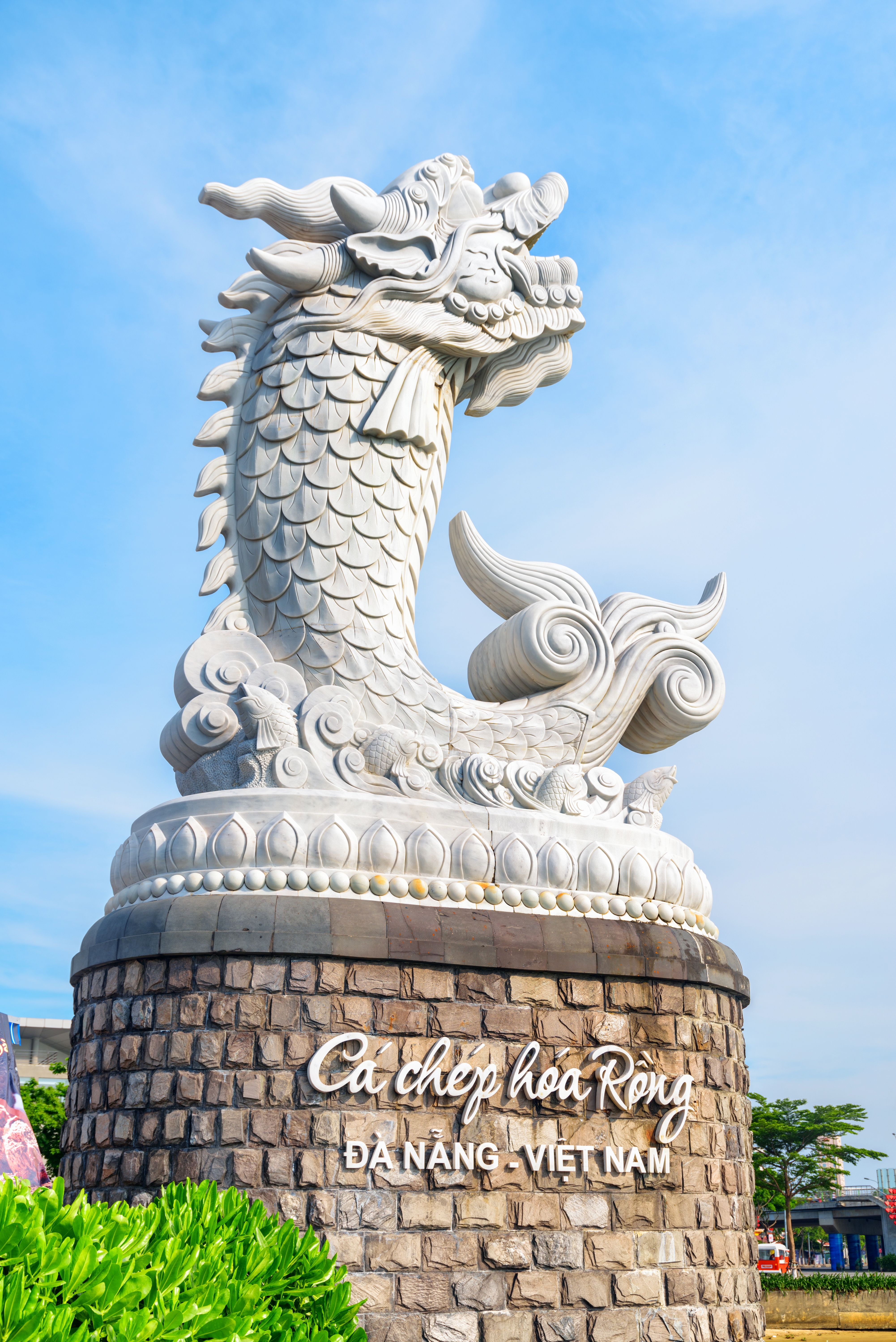 รูปปั้นปลาคาร์พมังกร (Ca Chep Hoa Rong) จุดถ่ายรูปริมแม่น้ำฮัน ดานัง