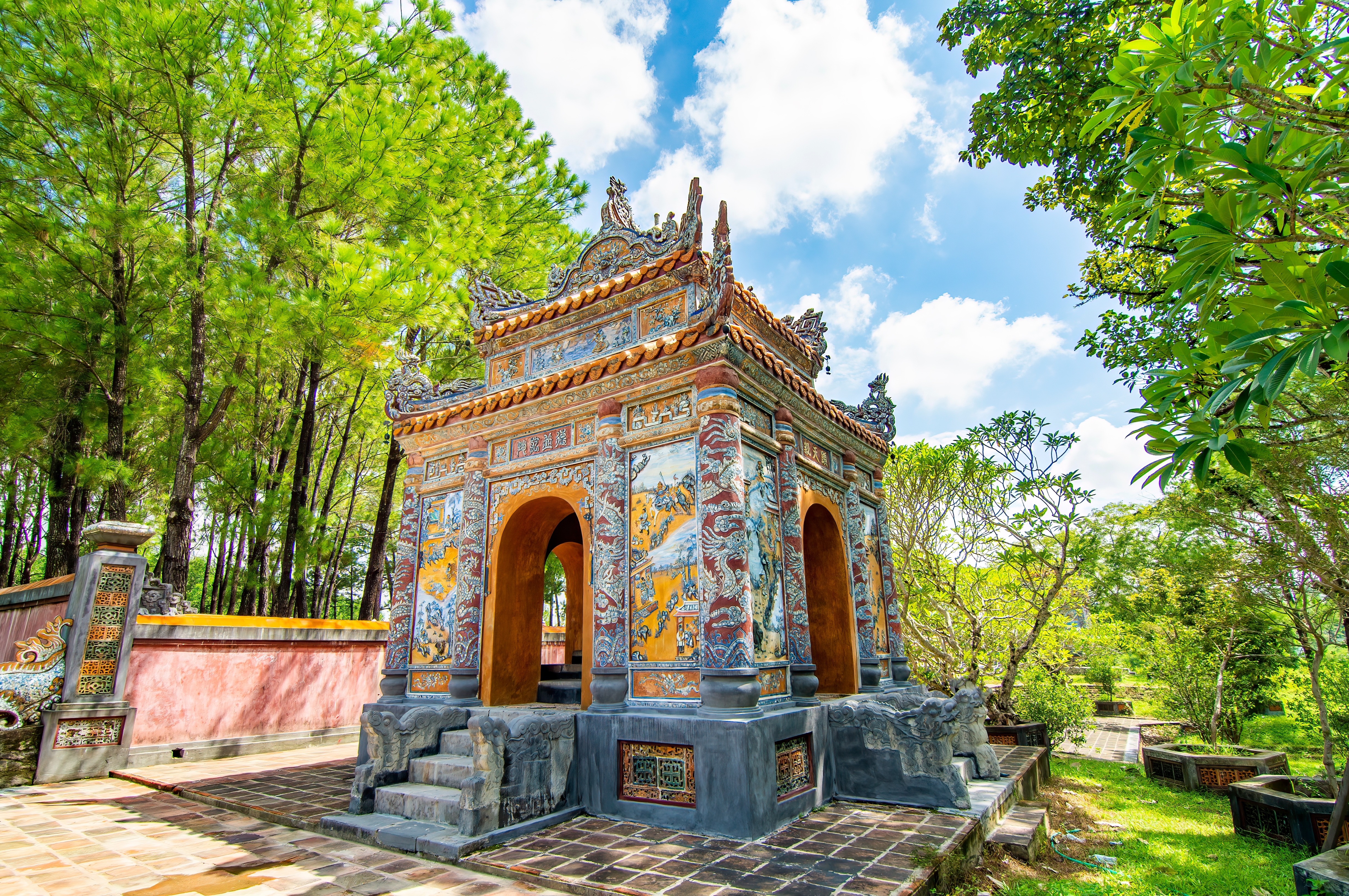 สถาปัตยกรรมสุสานพระเจ้าไคดิงห์ สไตล์โกธิค ผสมตะวันออก