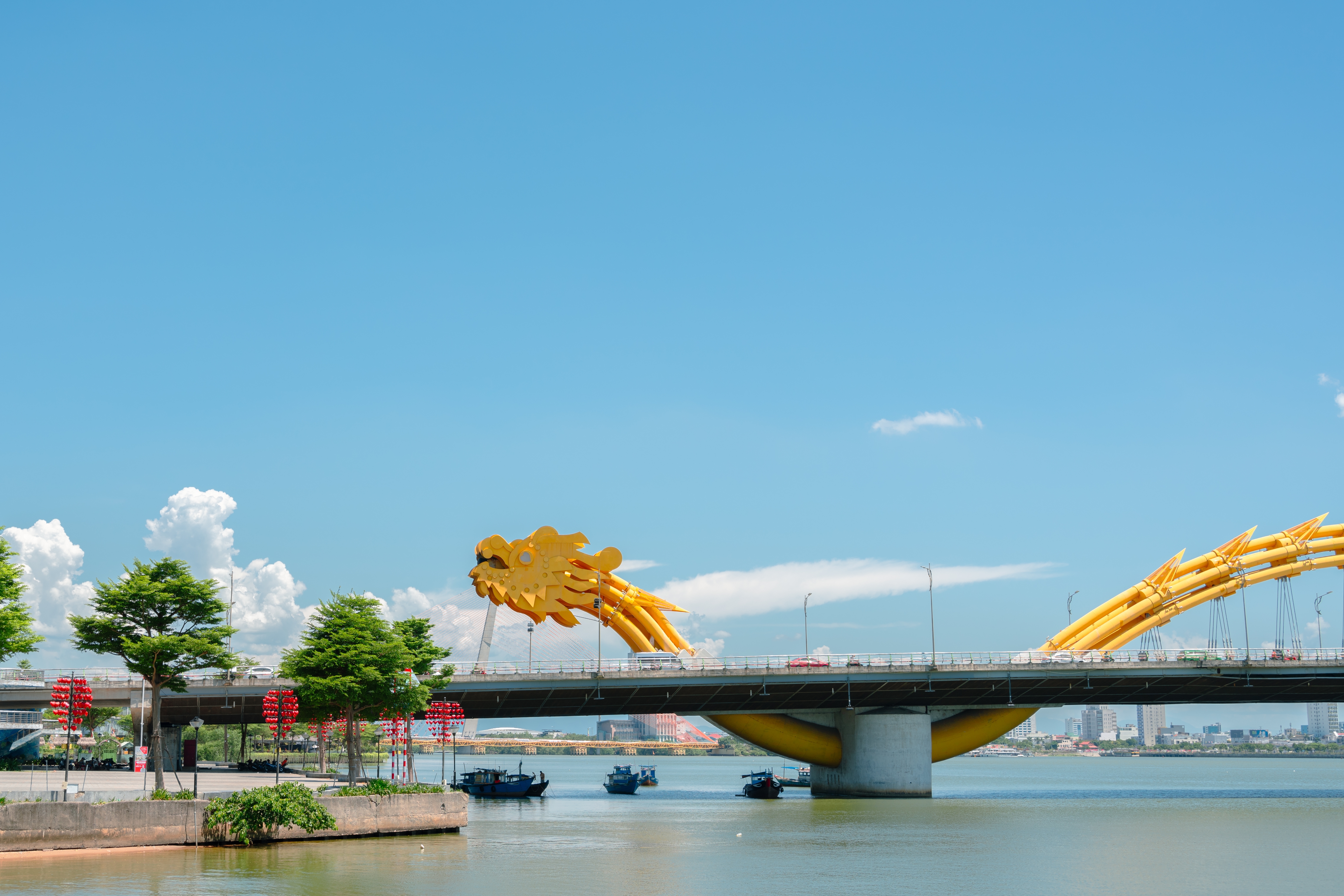 การแสดงไฟยามค่ำคืนที่สะพานมังกร Dragon Bridge เมืองดานัง