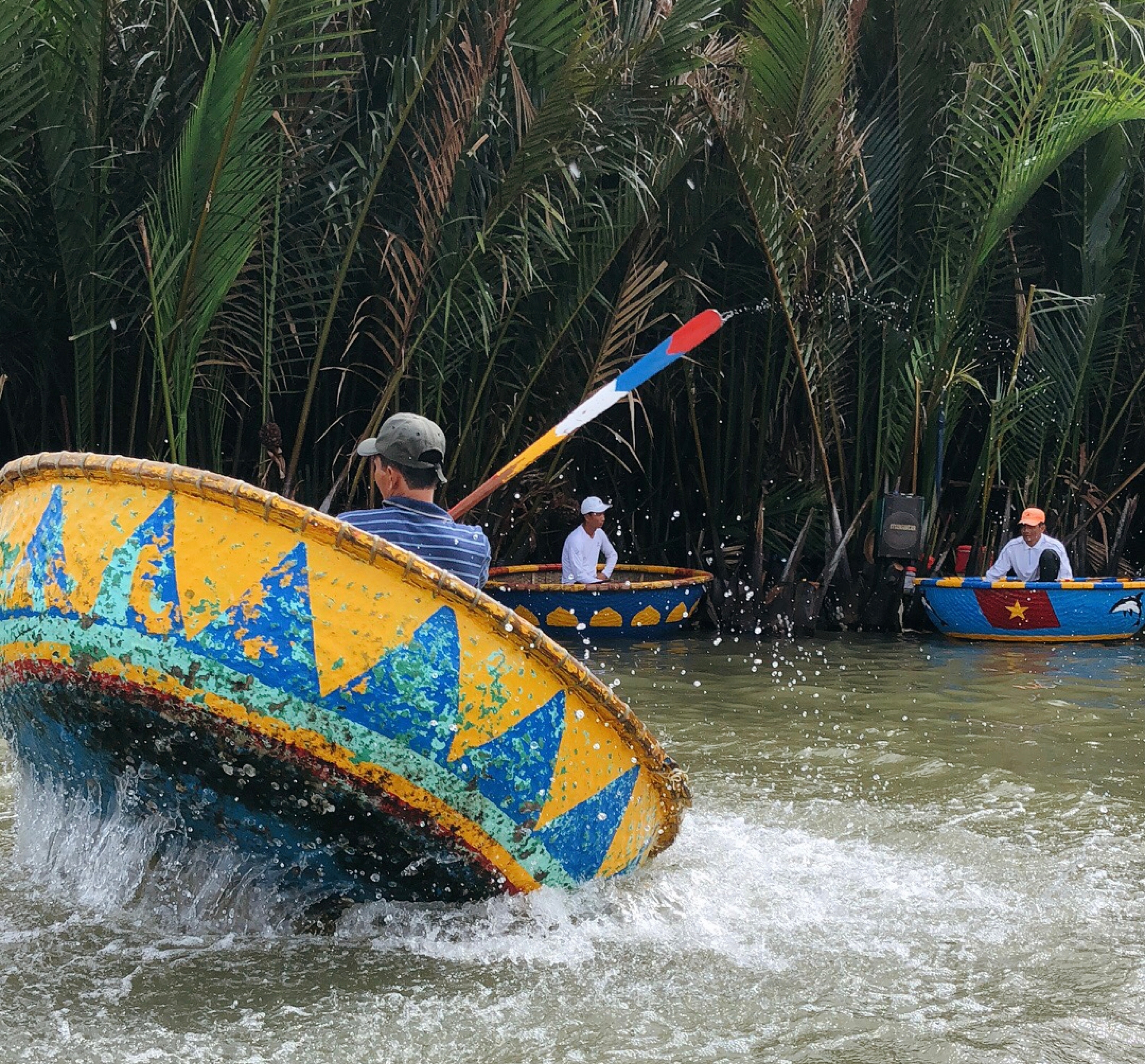 นักท่องเที่ยวล่องเรือกระด้งเวียดนามในป่ามะพร้าวน้ำ ฮอยอัน