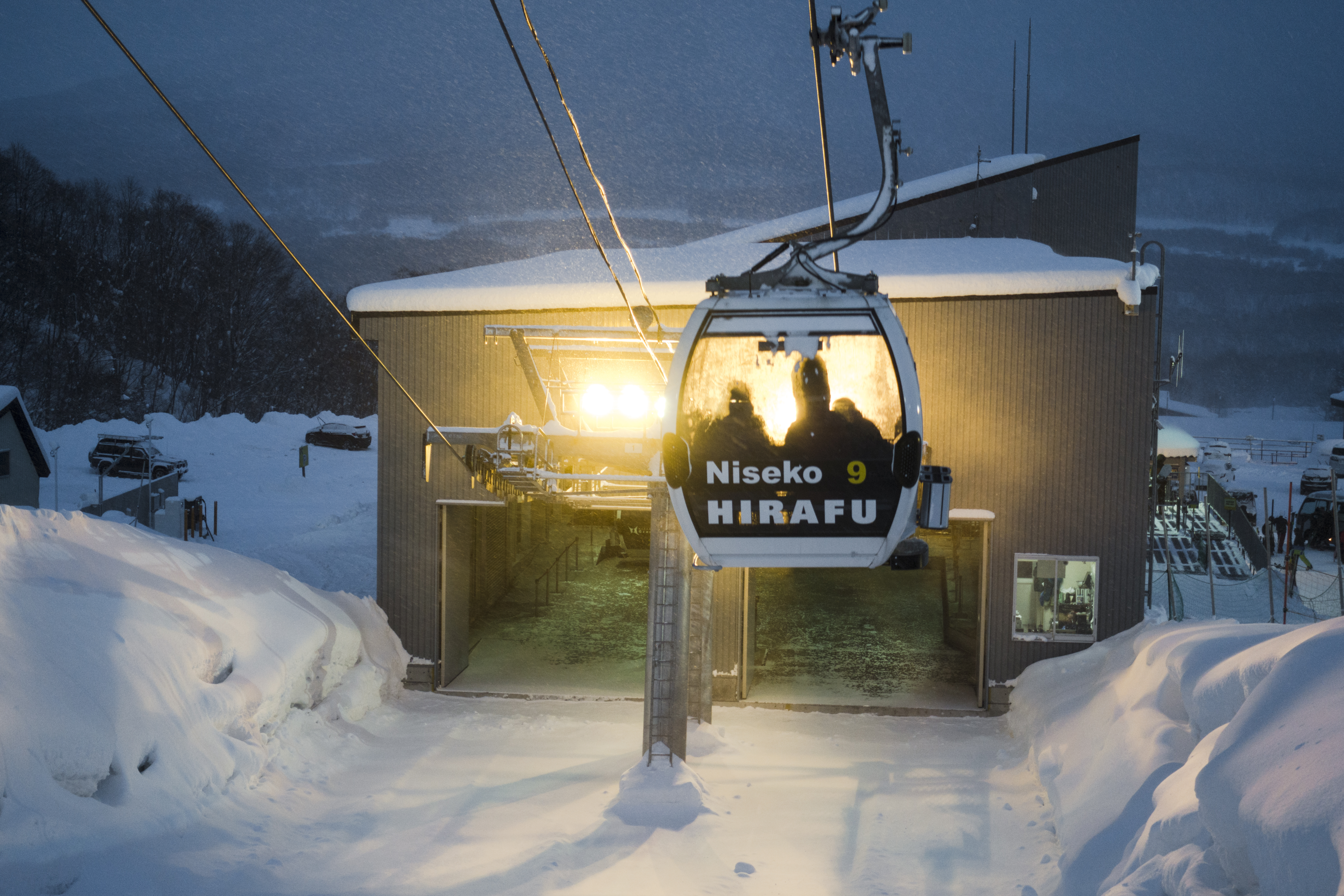 นักท่องเที่ยวสนุกกับการเล่นสกีและเรียนสกีสำหรับผู้เริ่มต้นที่ Niseko