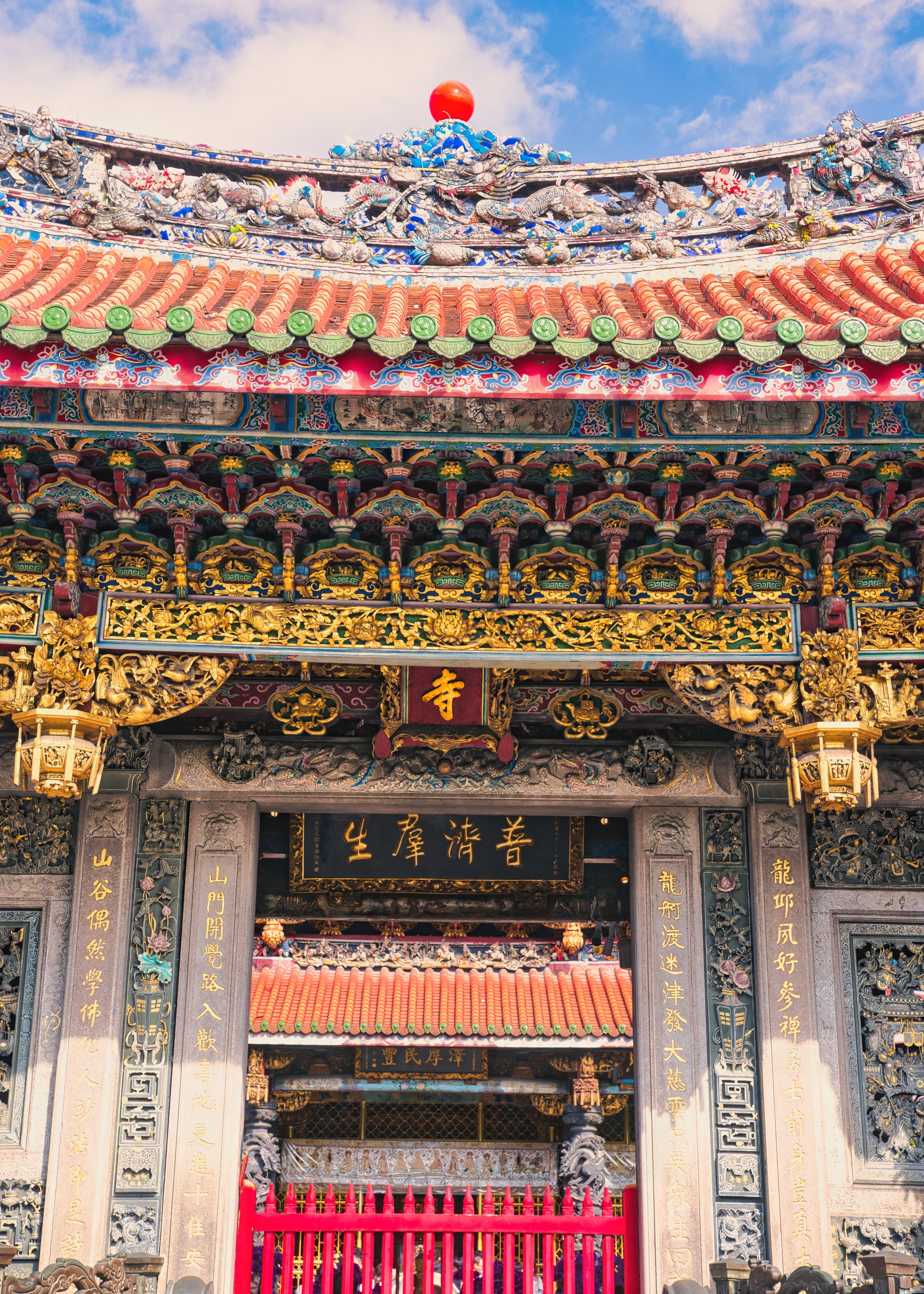 บรรยากาศการสักการะไหว้พระขอพรเทพเจ้าที่วัดหลงซาน ไต้หวัน