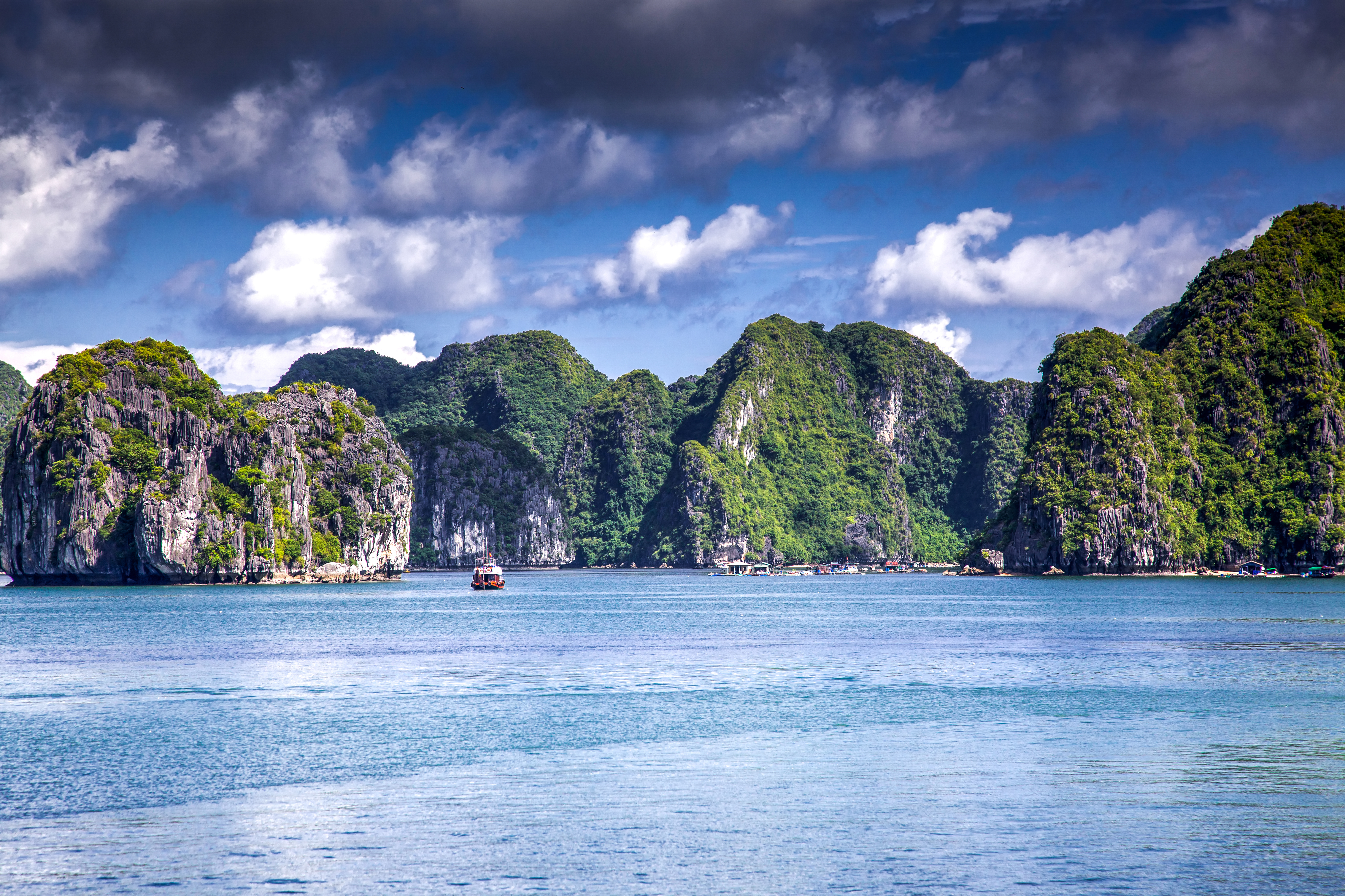 ภูเขาหินปูนกลางทะเลที่ฮาลองเบย์