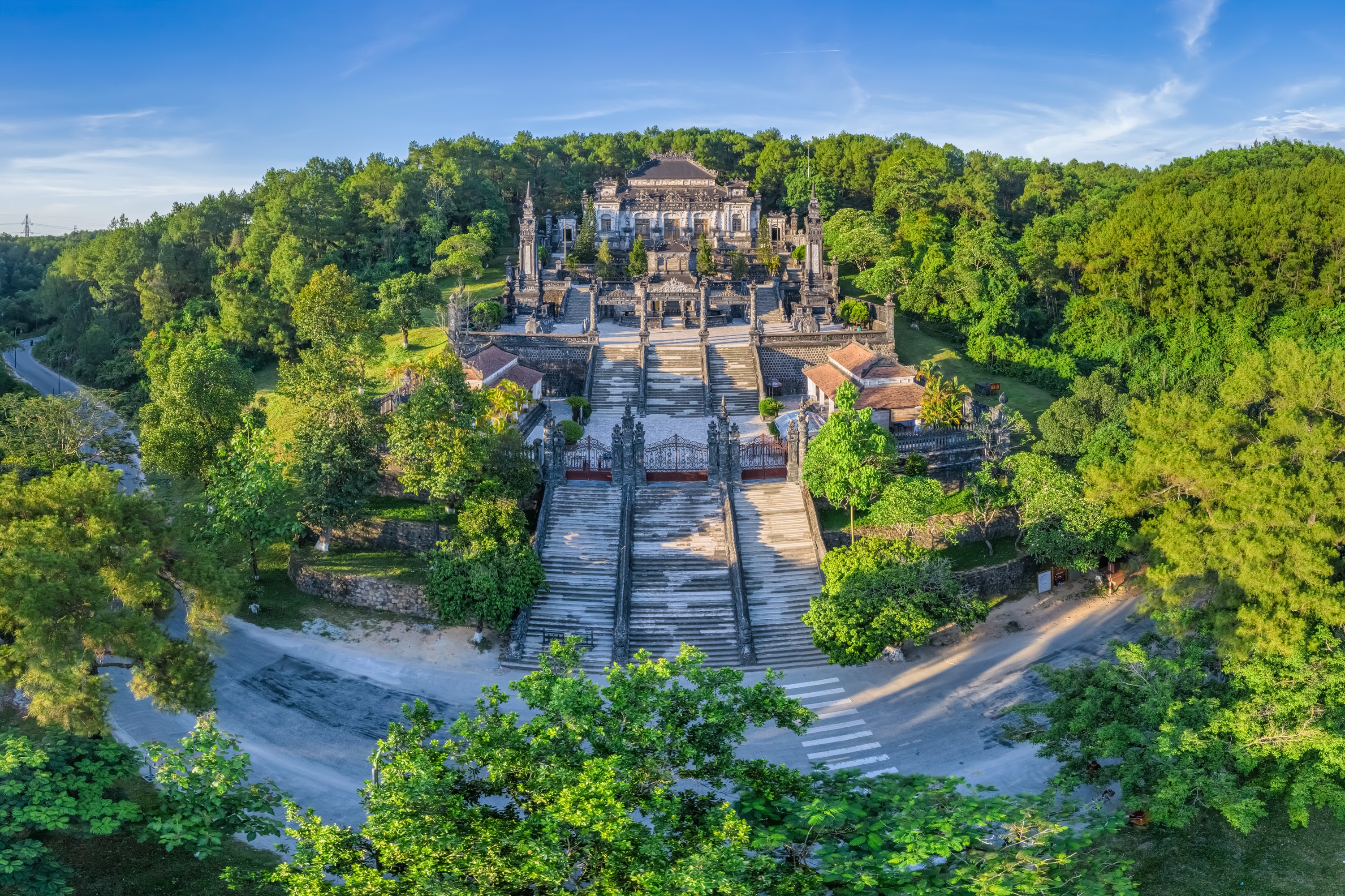 สุสานของพระเจ้าไคดิงห์ เมืองเว้ เวียดนาม สถาปัตยกรรมประวัติศาสตร์