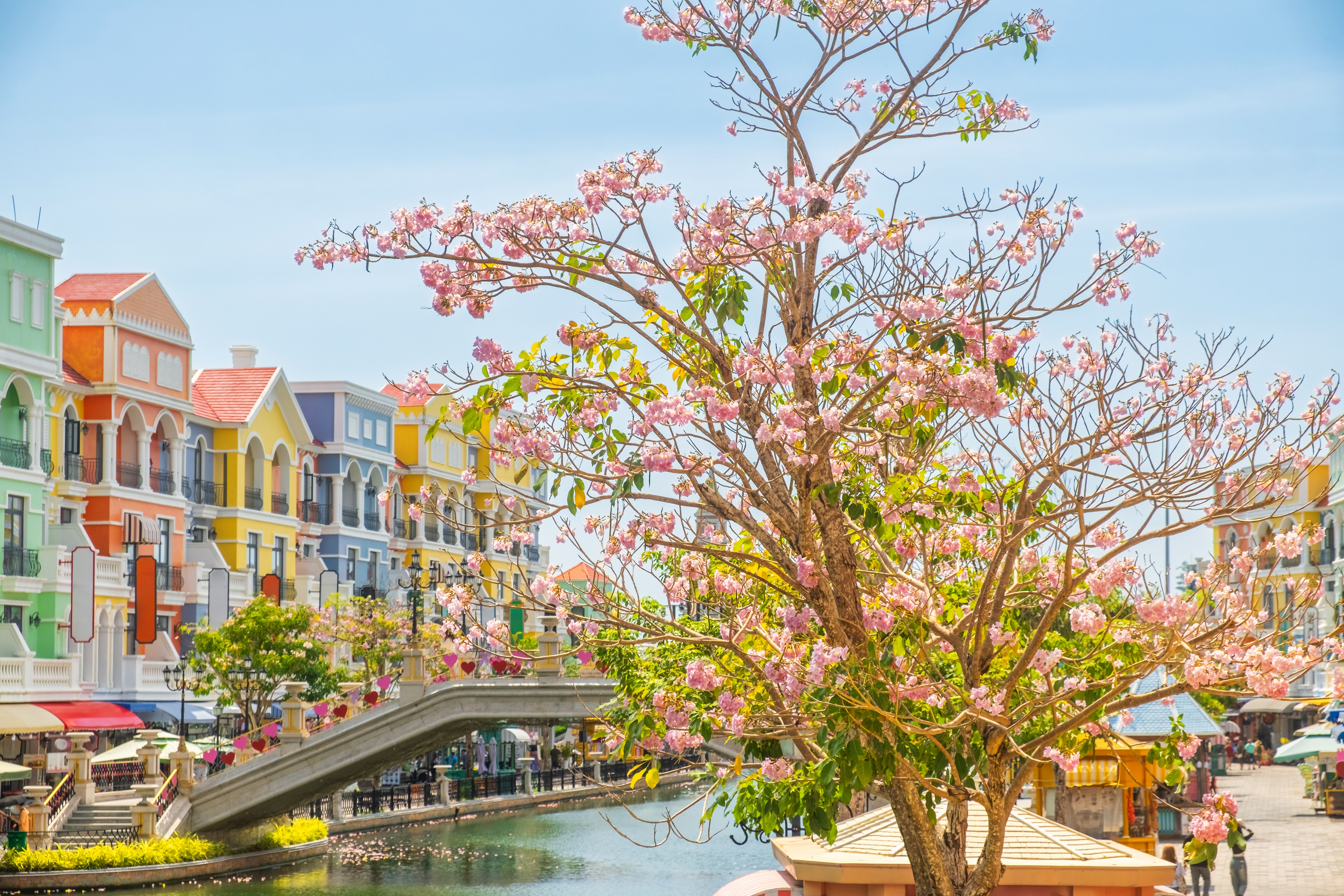 อาคารสไตล์ยุโรปสีสันสดใสใน Grand World Phu Quoc