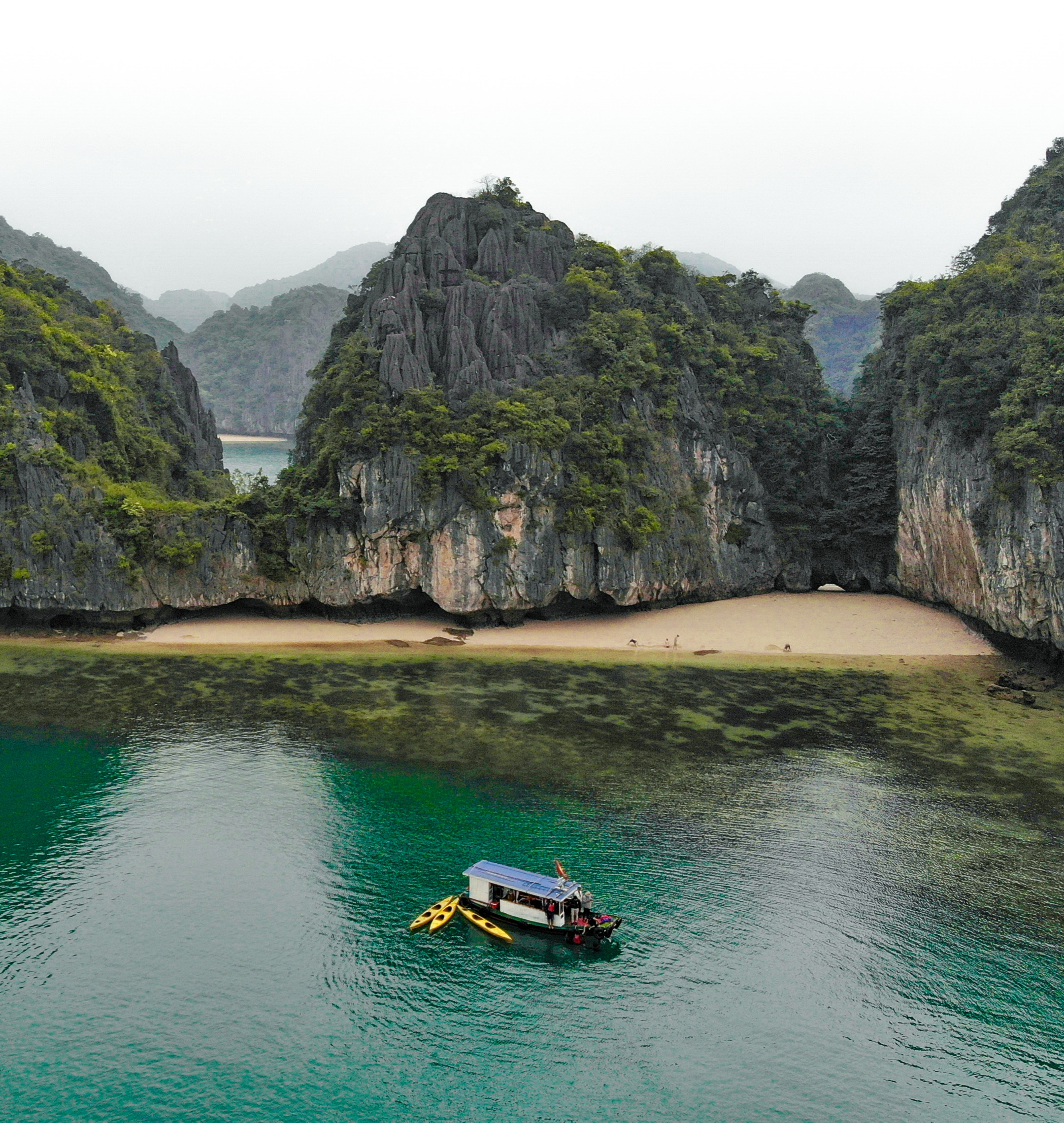 การล่องเรือชมวิวท่ามกลางภูเขาหินปูนและทะเลสวยในอ่าวลันฮา