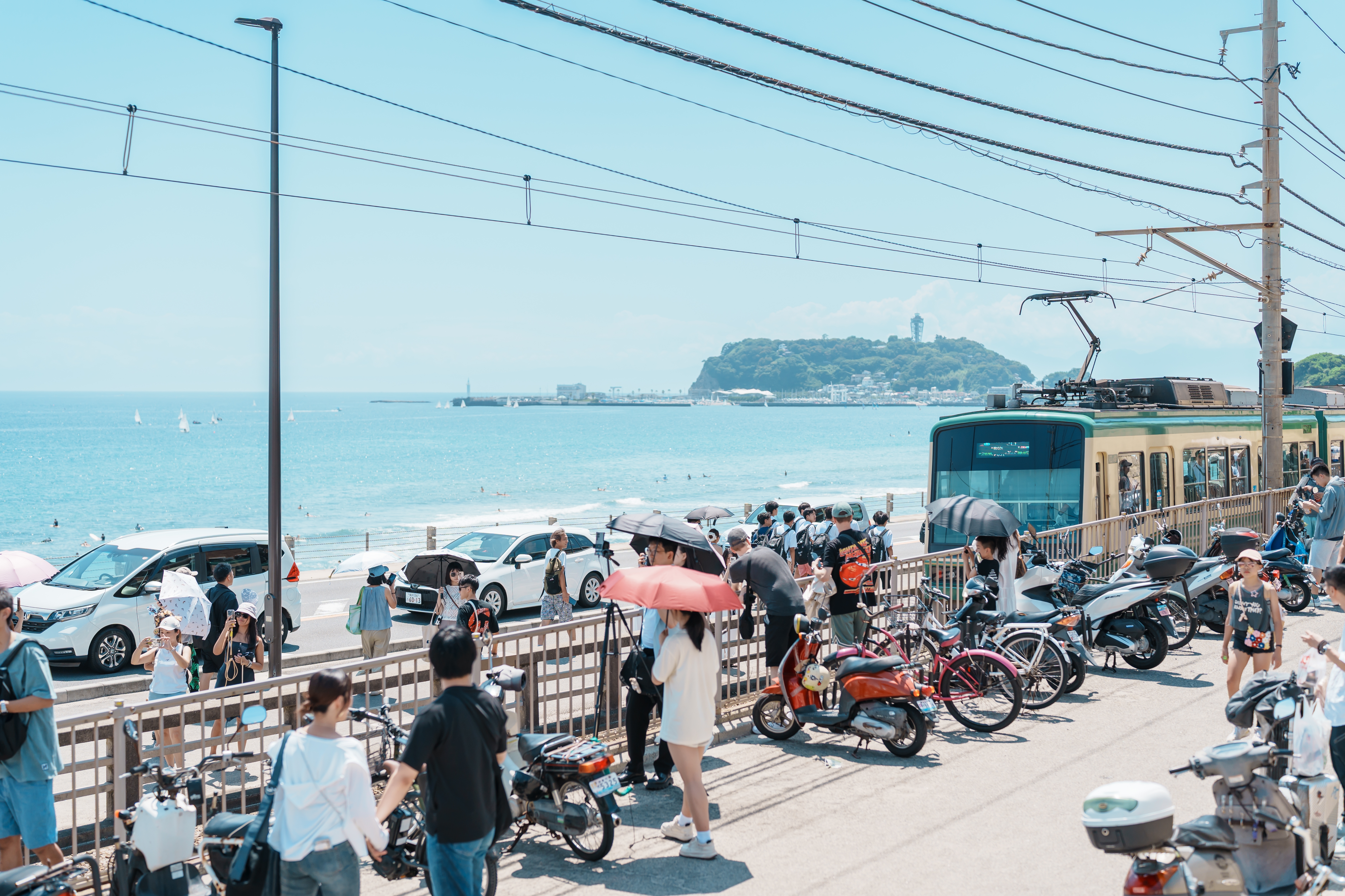 ความน่ารักรอบสถานีรถไฟเอโนชิมะ การตกแต่งน่ารักๆ และบรรยากาศรอบสถานีรถไฟเอโนชิมะ