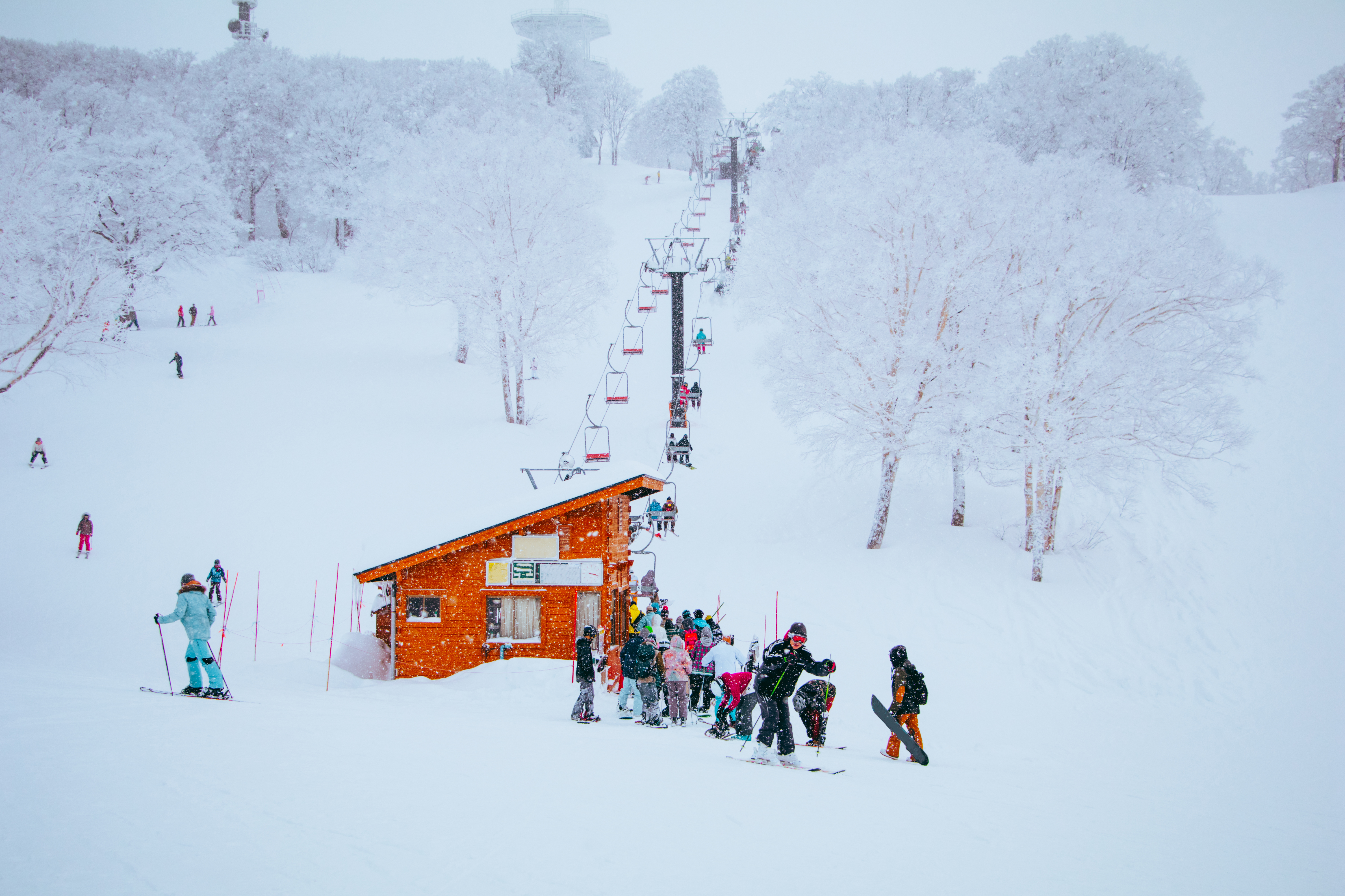 ลานสกีและวิวภูเขาหิมะที่ Nozawa Onsen Ski Resort นากาโนะ ญี่ปุ่น