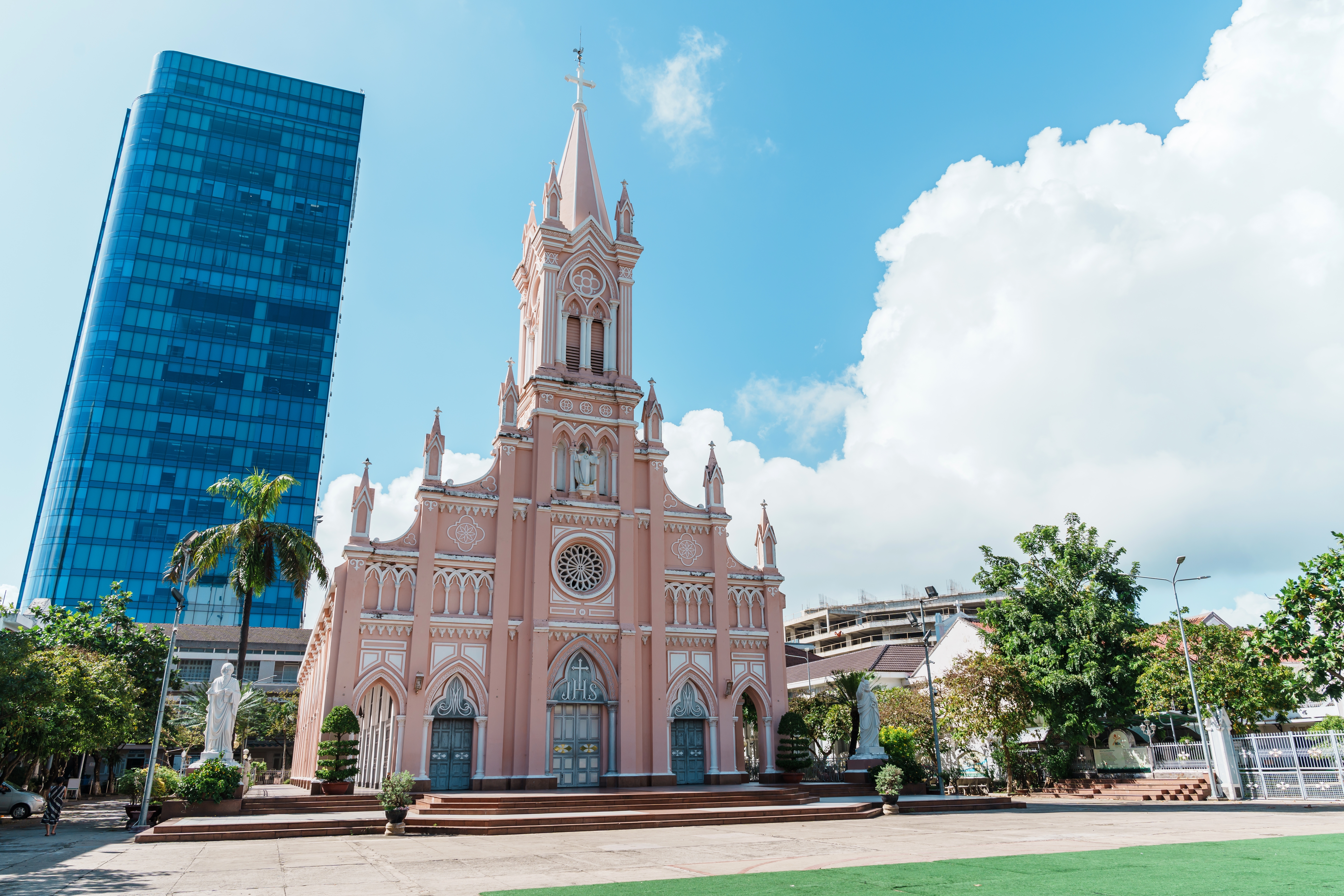 โบสถ์ดานัง (Da Nang Cathedral) โบสถ์สีชมพูสไตล์โกธิกใจกลางเมืองดานัง