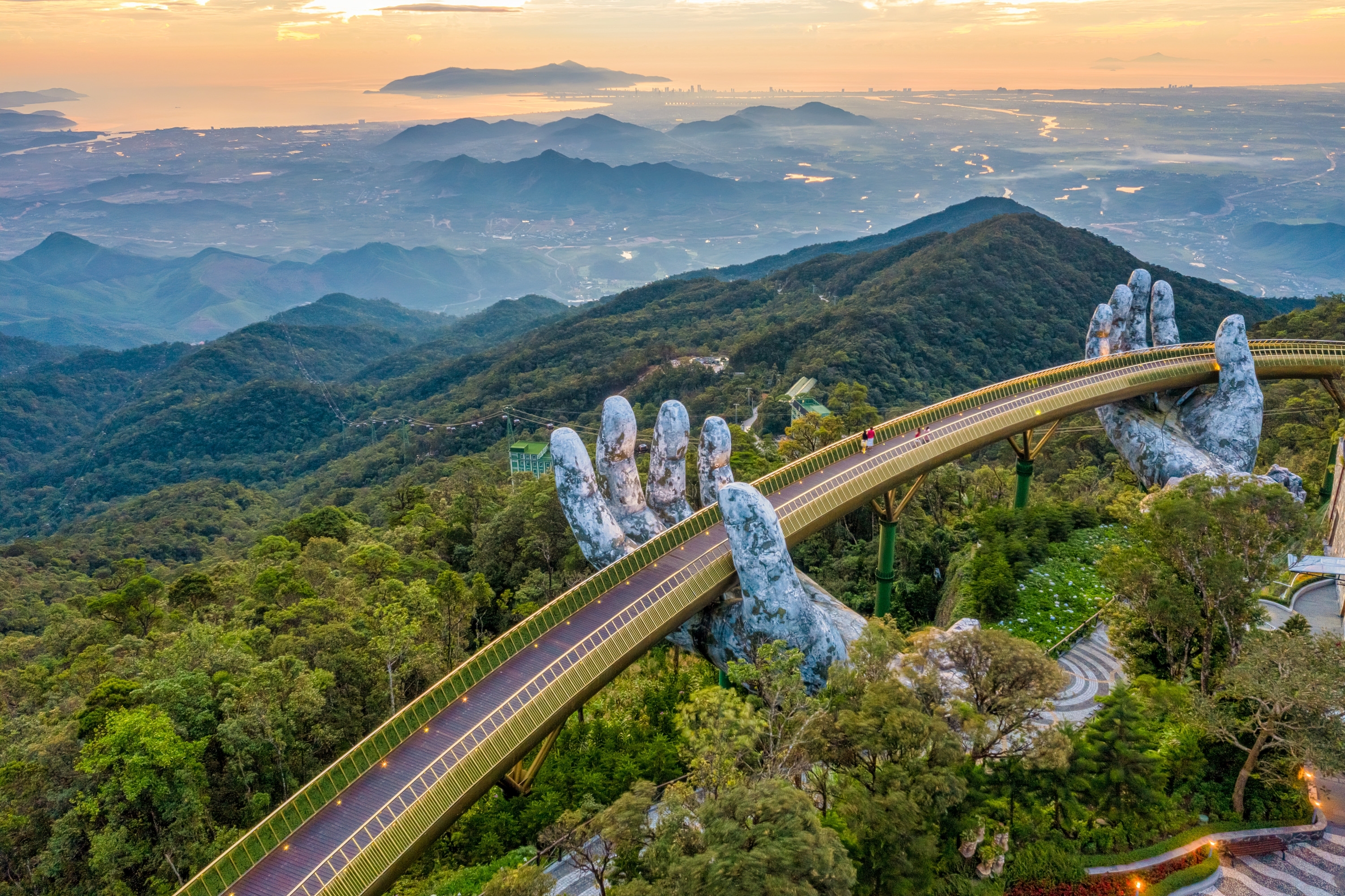 สะพานโกเด้นบริดจ์ แลนด์มาร์กชื่อดังบนบานาฮิลล์ เวียดนามกลาง สะพานโกเด้นบริดจ์ แลนด์มาร์กชื่อดังบนบานาฮิลล์ เวียดนามกลาง