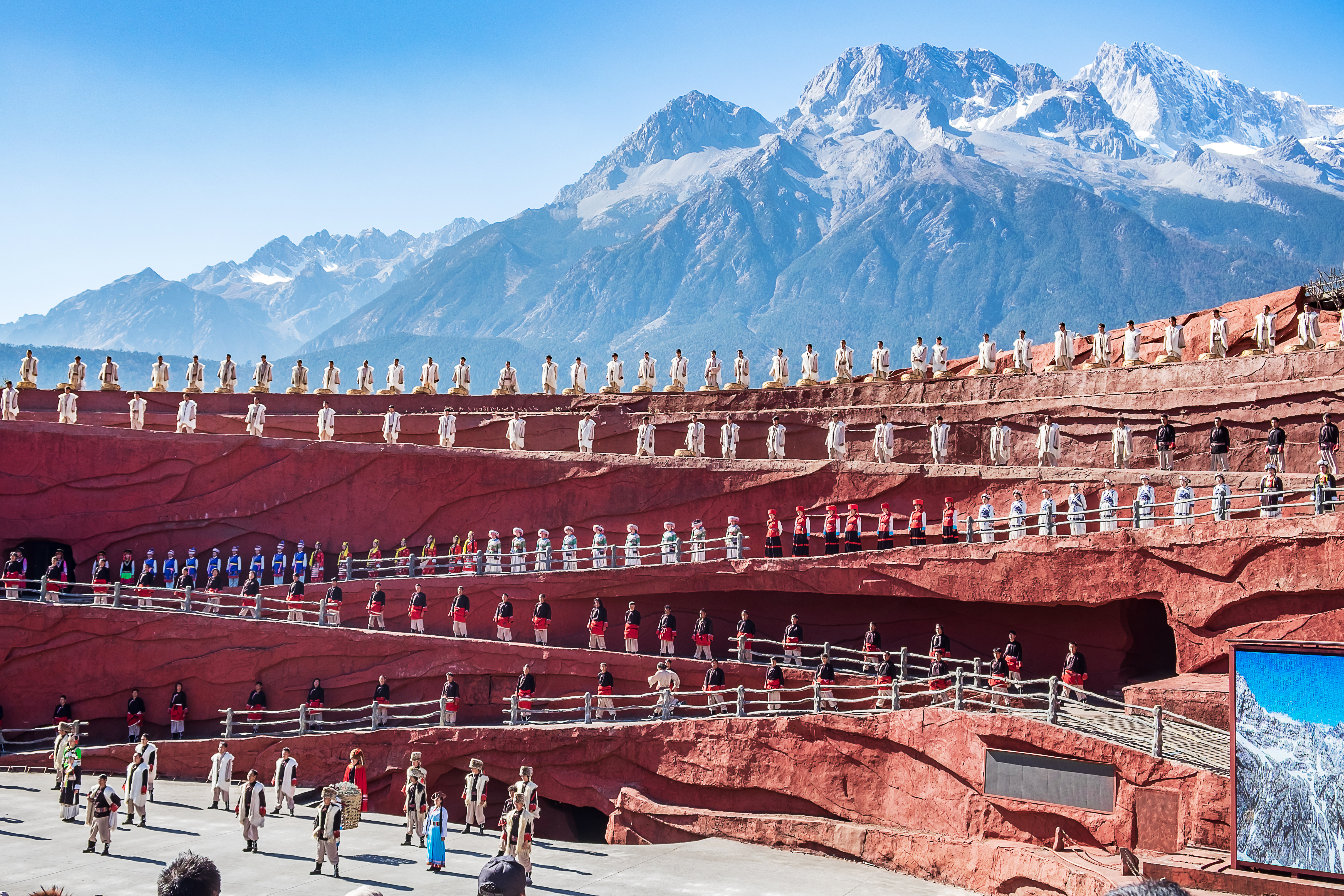 นักแสดงชนเผ่ายูนนานในโชว์ Impression Lijiang