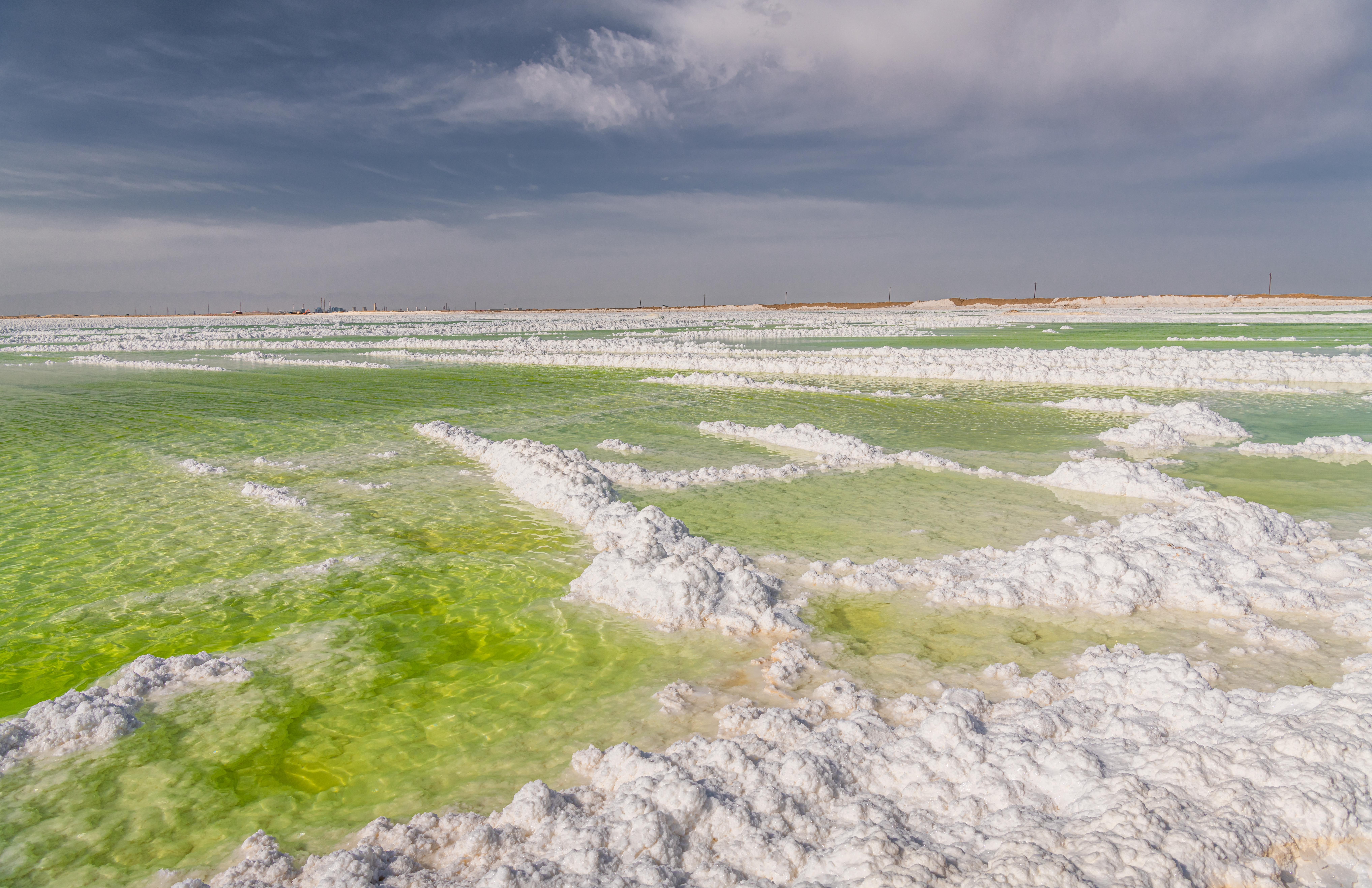 ทัศนียภาพอันกว้างใหญ่ของ ทะเลสาบเกลือฉาเอ่อฮั่น (Chaerhan Salt Lake) บนที่ราบสูงชิงไห่-ทิเบต