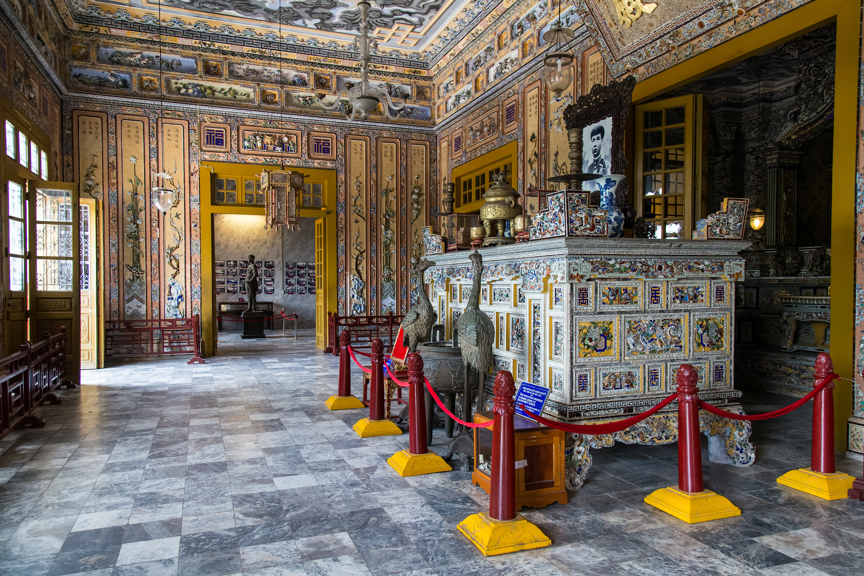 ภายในสุสานพระเจ้าไคดิงห์ รูปปั้นสำริดและลวดลายมังกร