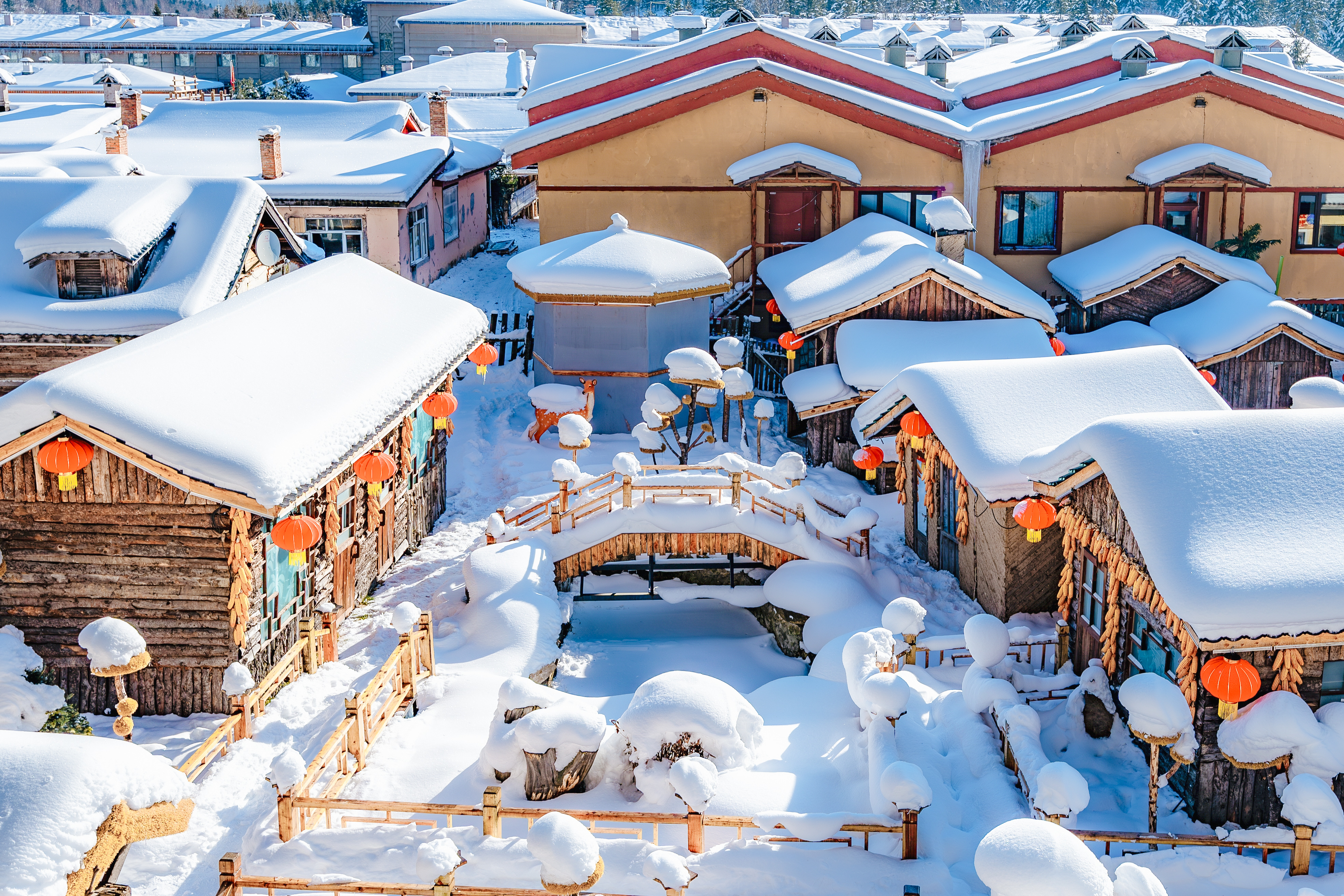 เสน่ห์ของหมู่บ้านหิมะ China Snow Town บ้านไม้และหลังคาปกคลุมหิมะ