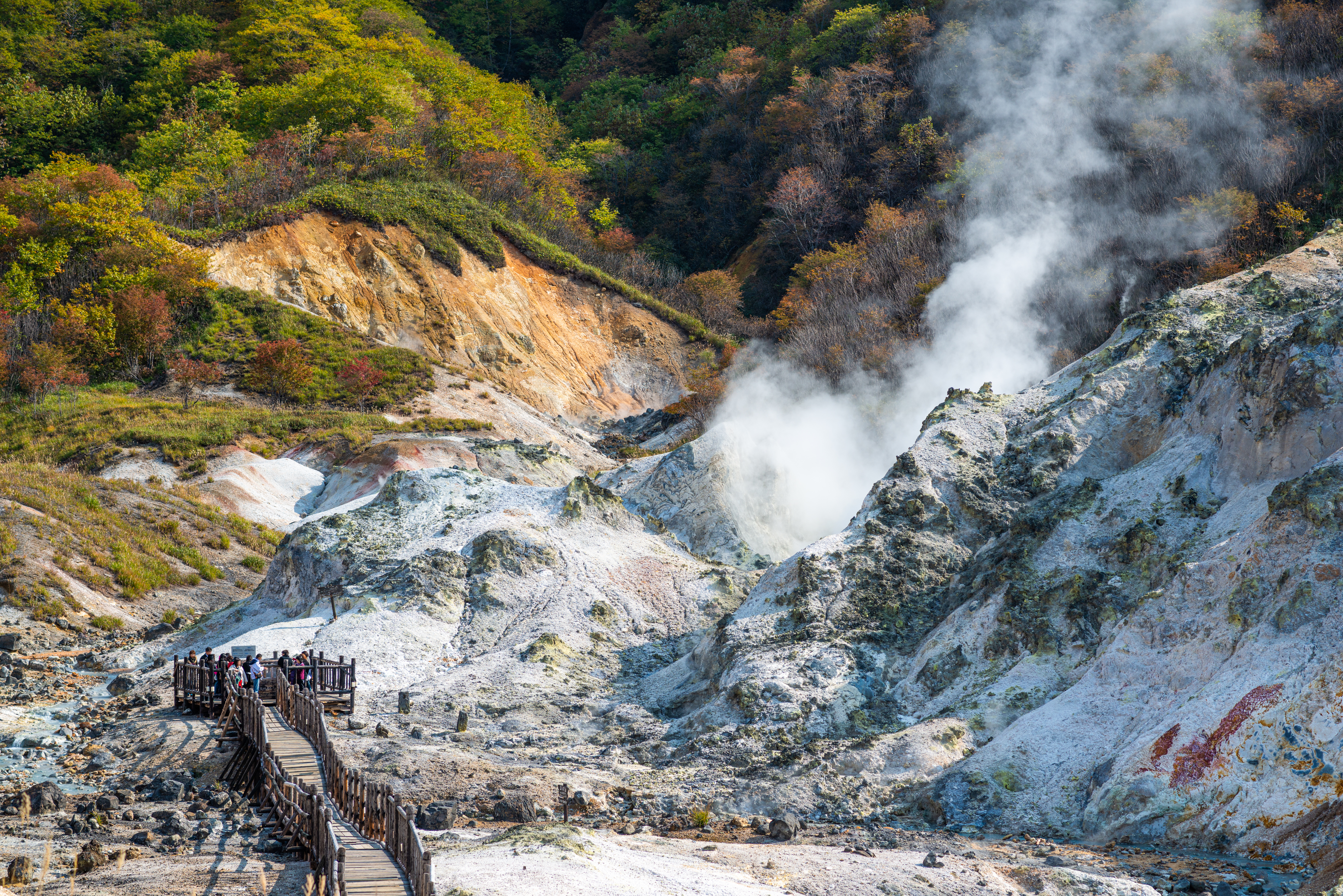 ลำธาร Oyunumagawa น้ำร้อนจากบ่อโอยูนุมะ Noboribetsu Hokkaido