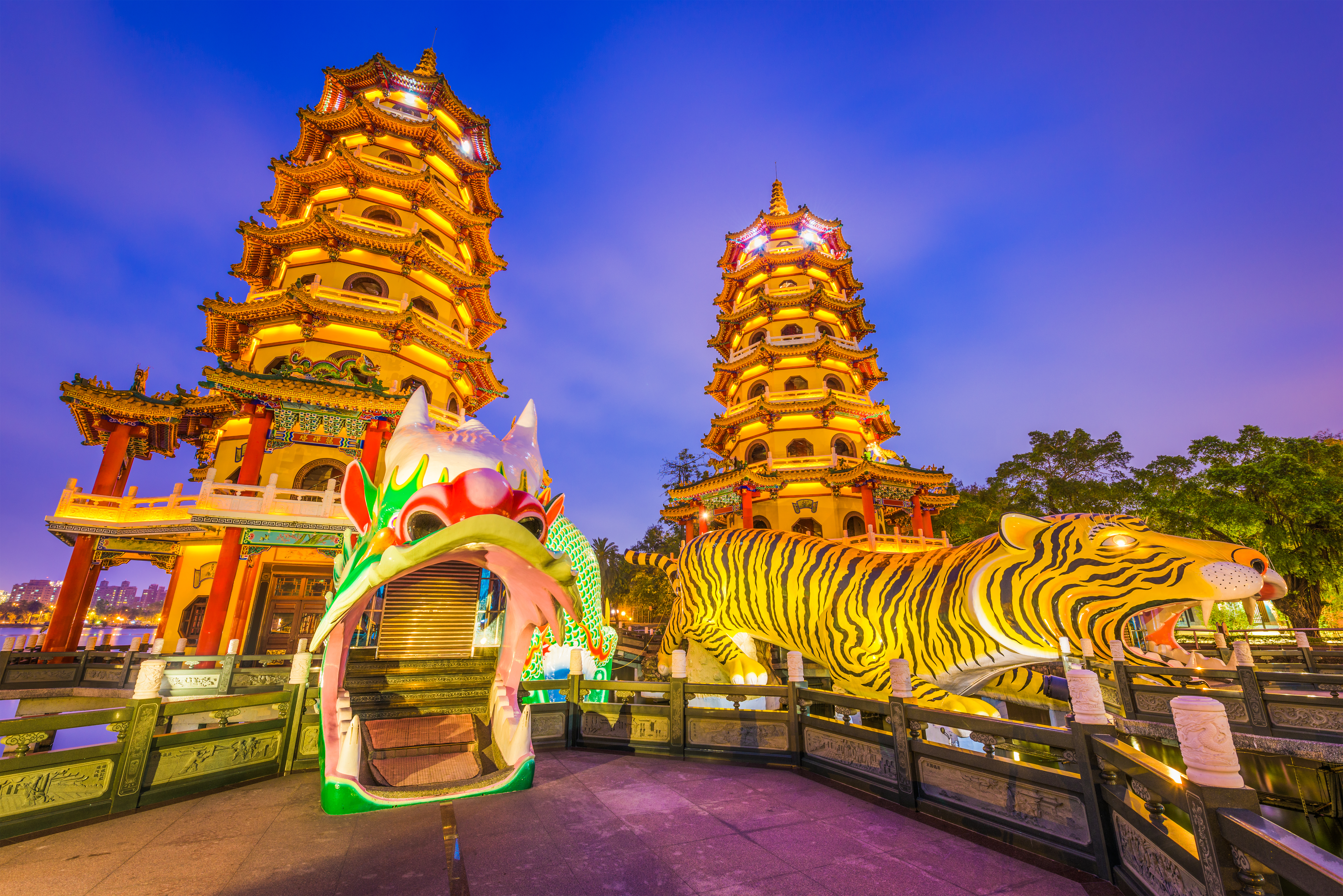 เจดีย์มังกรเสือ Dragon and Tiger Pagodas ที่ Lotus Pond เมืองเกาสง ไต้หวัน