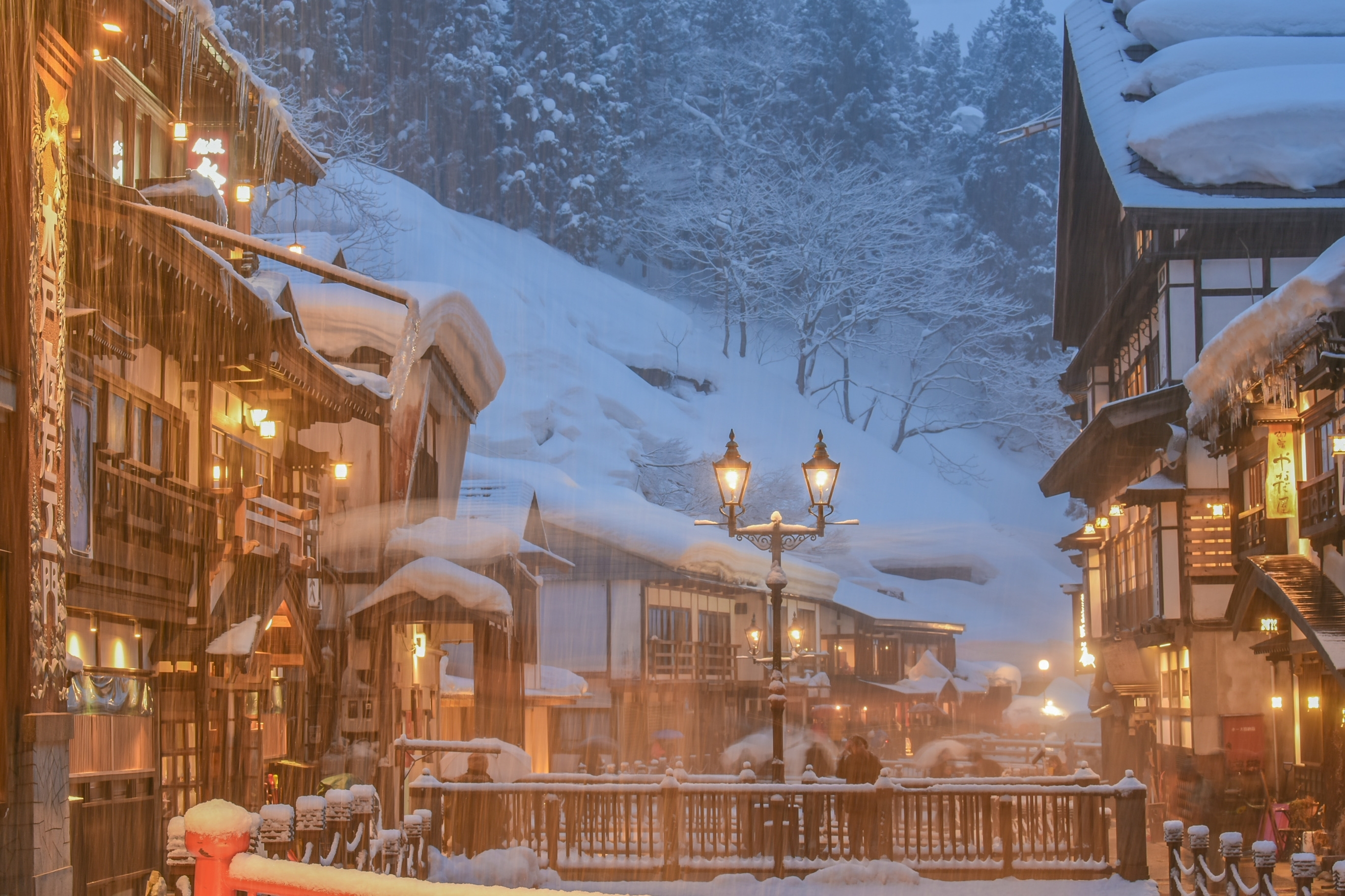 เรียวกังไม้โบราณที่ Ginzan Onsen