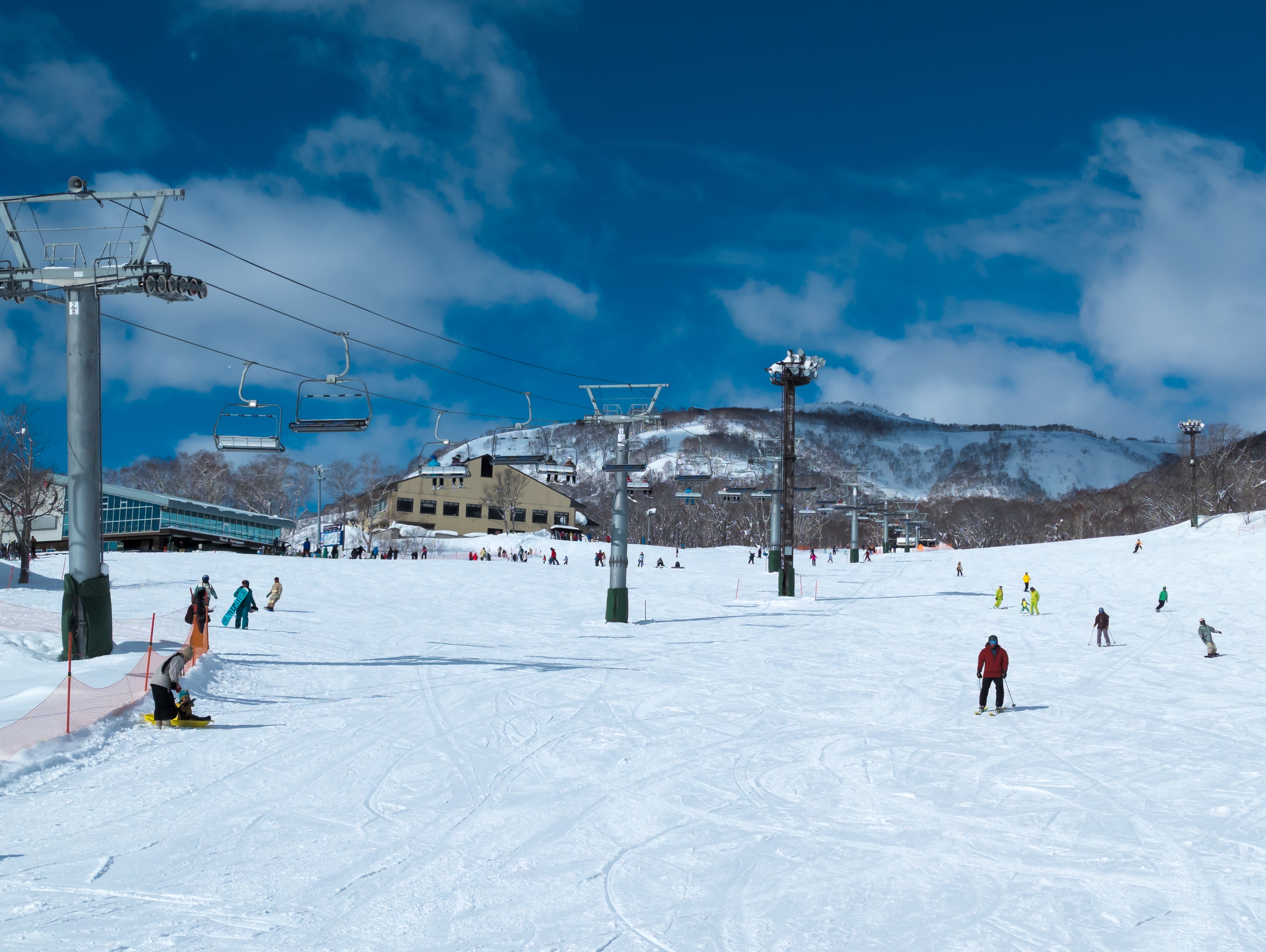 ลานสกี Niseko United ฮอกไกโด ท่ามกลางหิมะพาวเดอร์สโนว์สีขาวในฤดูหนาว