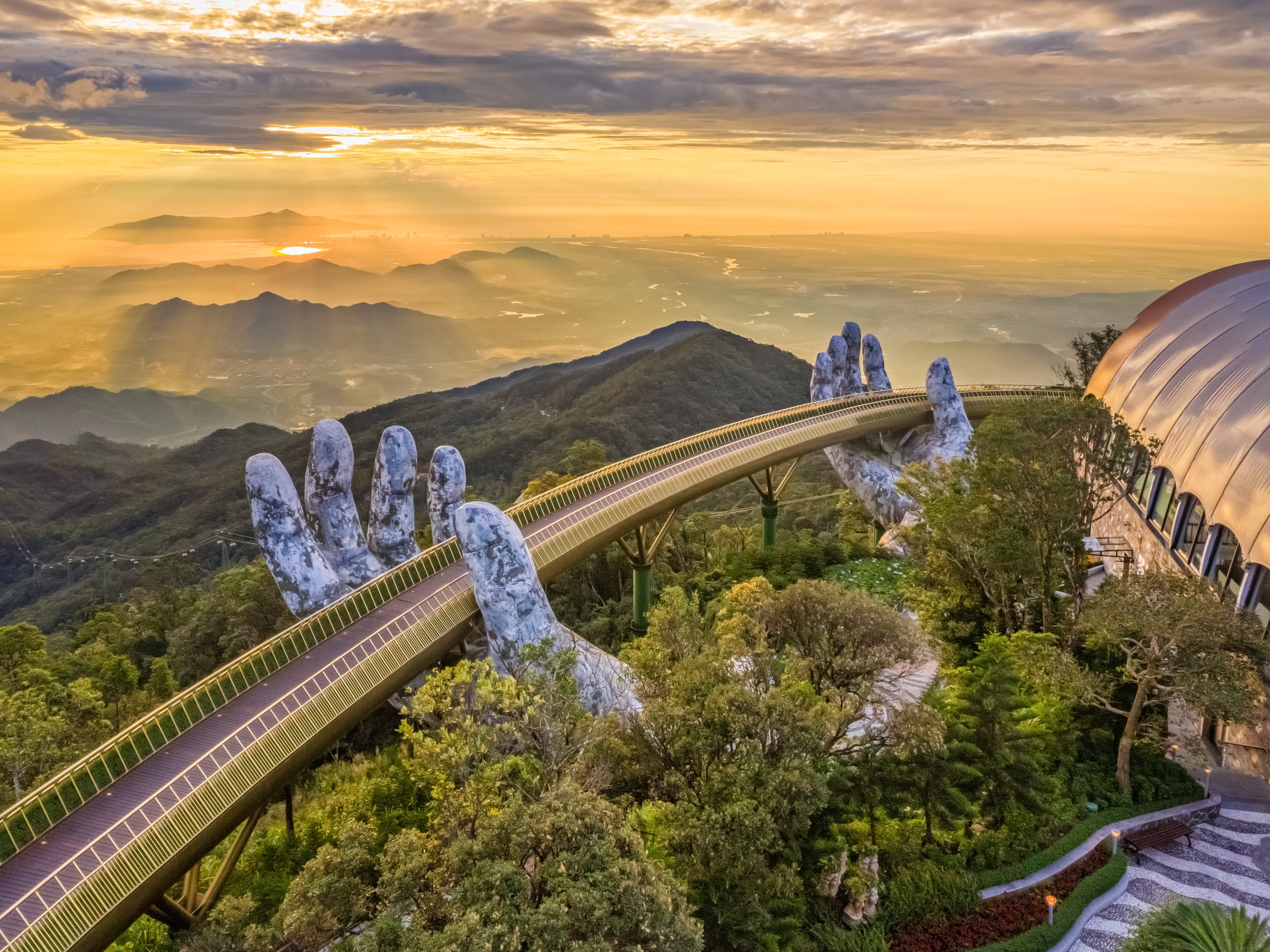 สะพานมือยักษ์ (Golden Bridge) บนยอดเขาบานาฮิลส์ ประเทศเวียดนาม