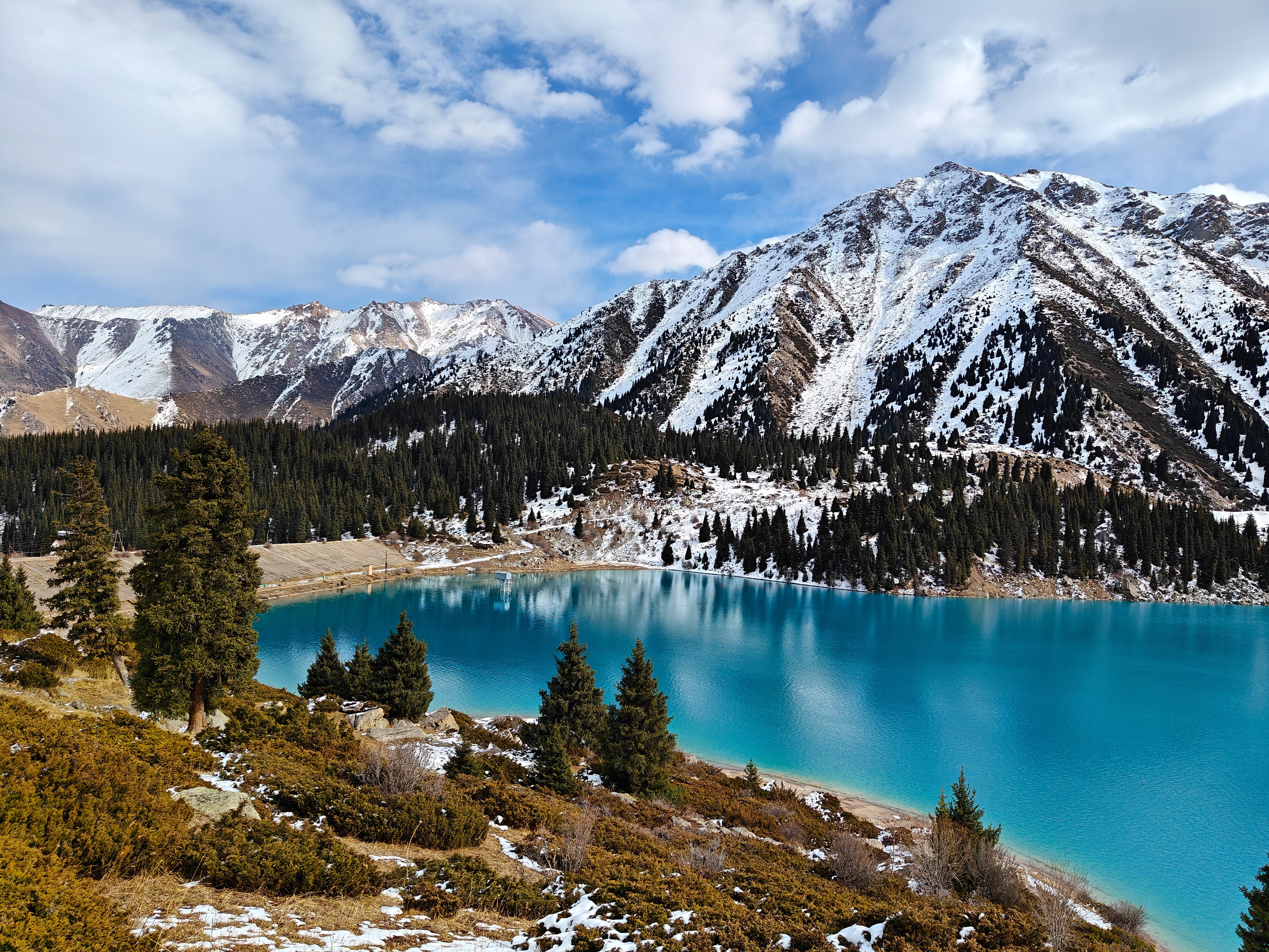 สถานที่ท่องเที่ยว Almaty คาซัคสถาน ภูเขาและทะเลสาบสีมรกต