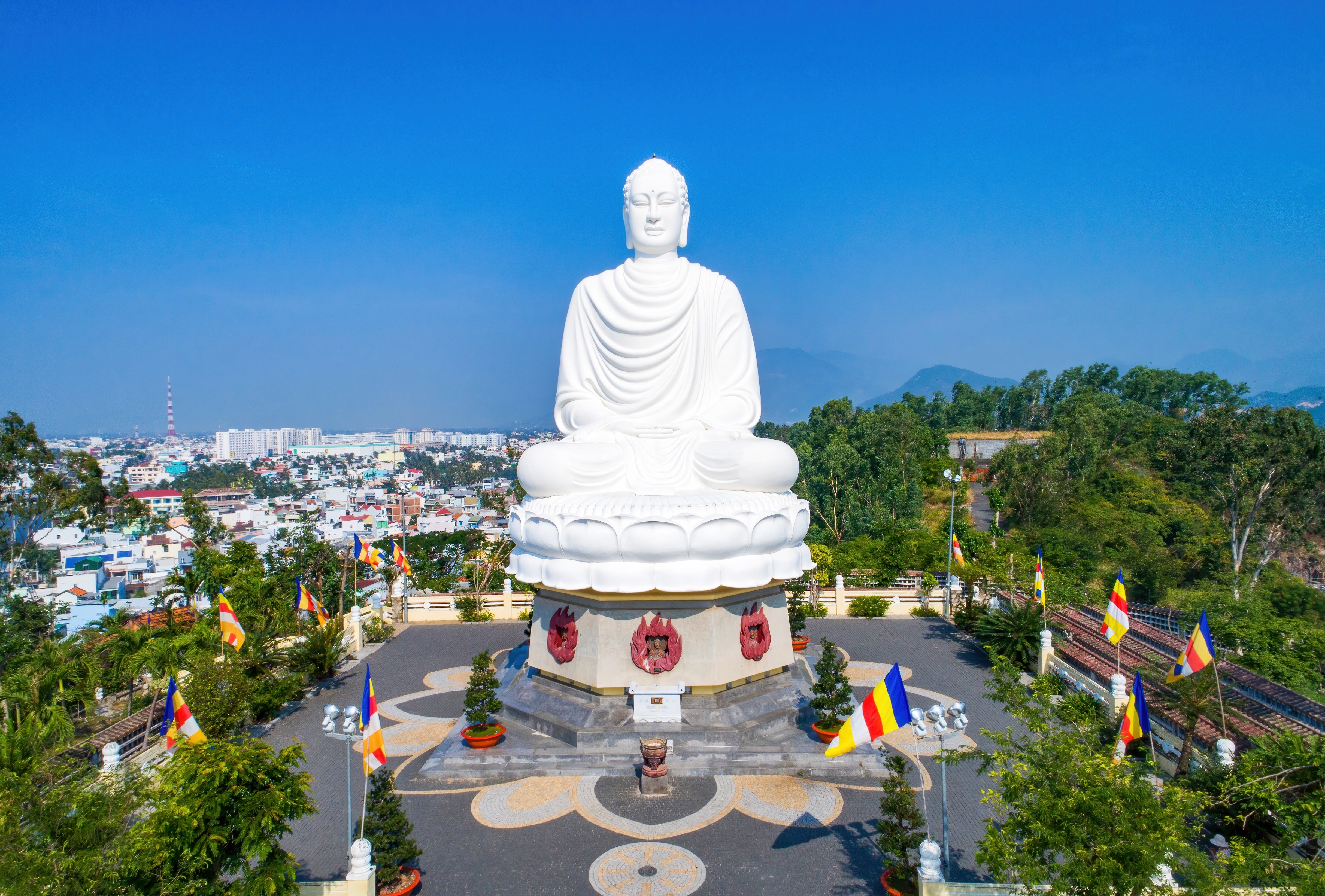 วัดลองเซิน ญาจาง พระพุทธรูปสีขาวบนเนินเขา จุดชมวิวเมืองเวียดนาม