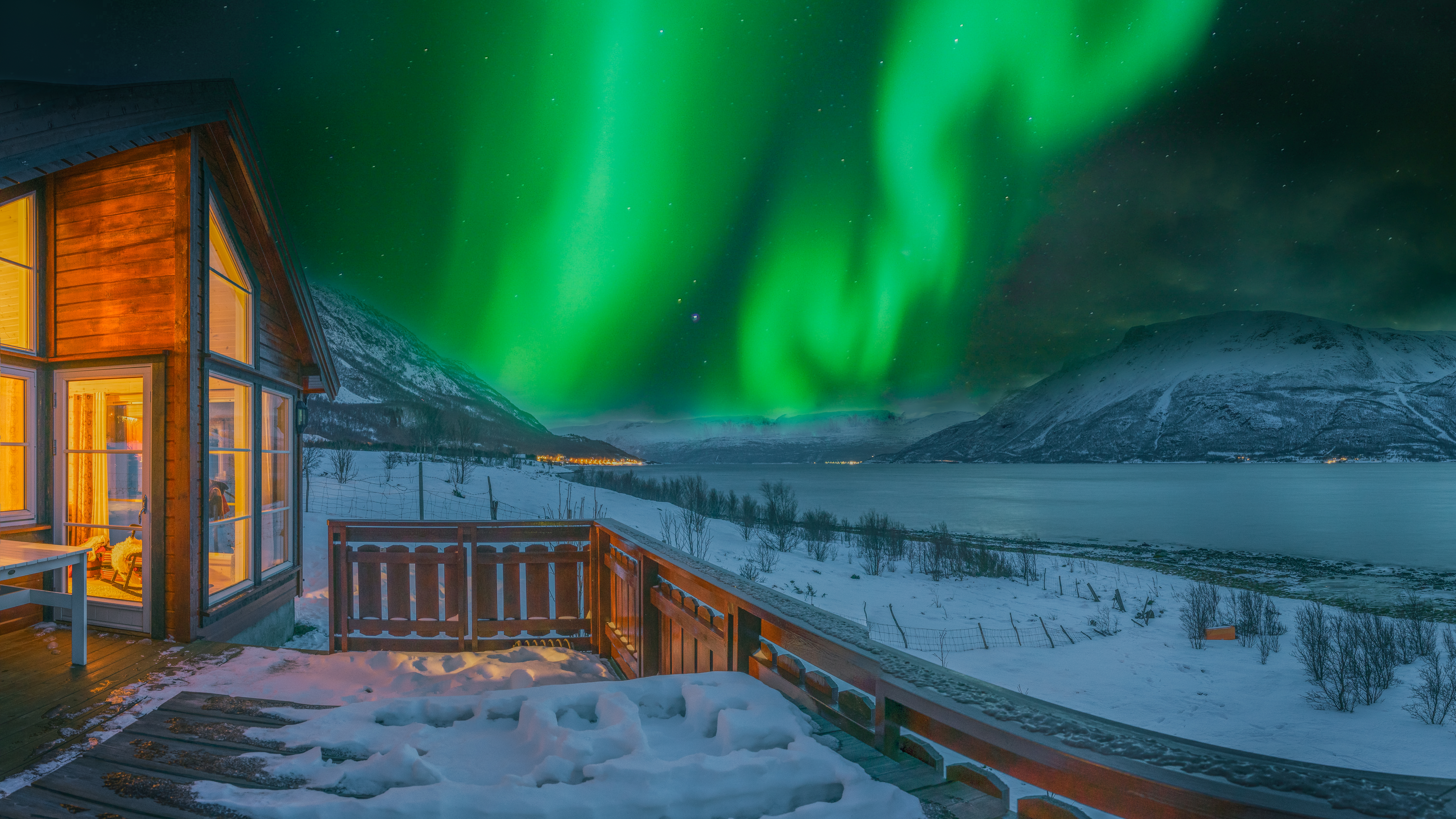 นักท่องเที่ยวชมแสงเหนือ Aurora ในฤดูหนาวที่ทรอมโซ ประเทศนอร์เวย์