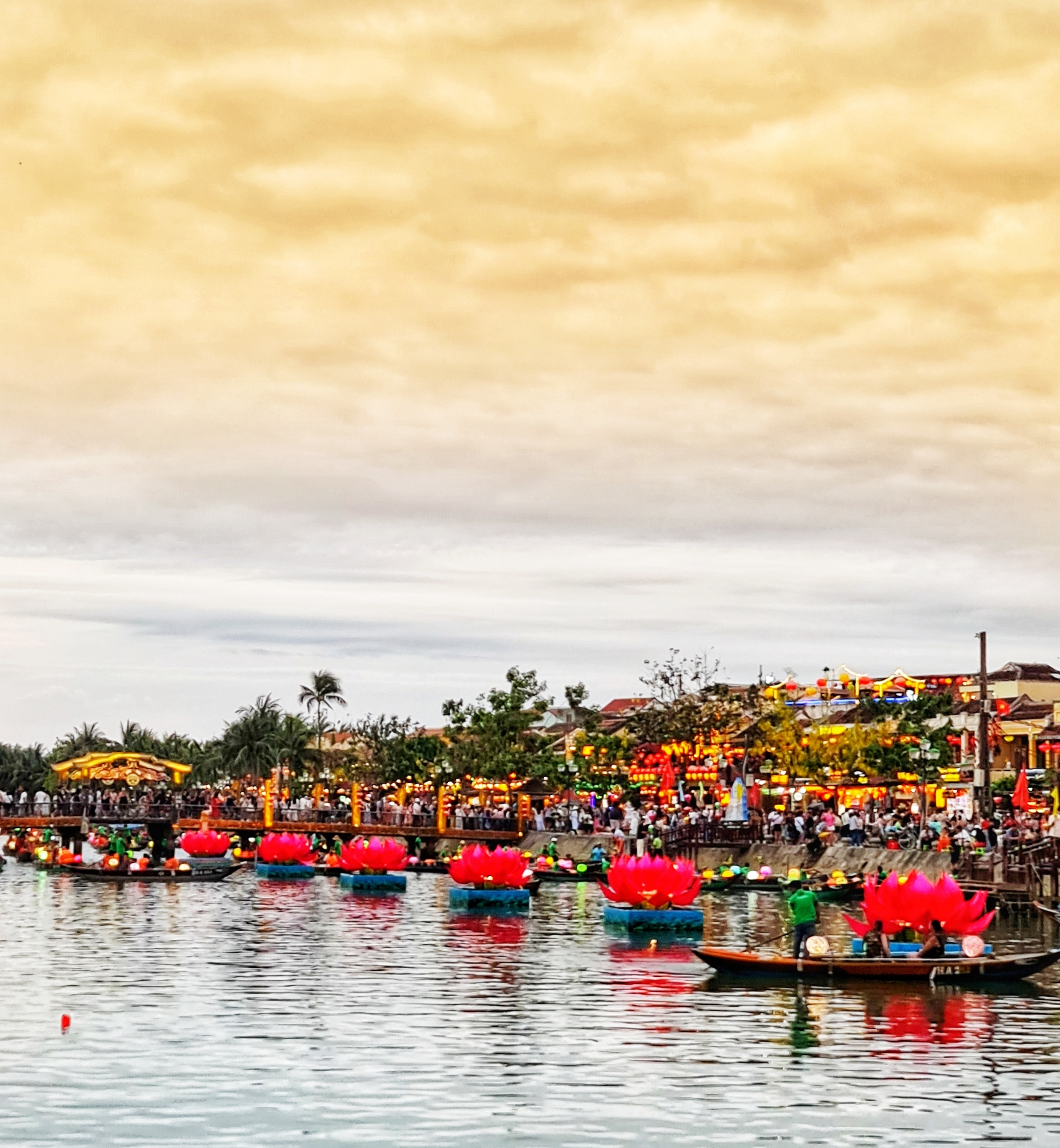 ฮอยอัน เมืองโบราณเวียดนาม โคมไฟสีสันสดใส บรรยากาศเมืองมรดกโลก