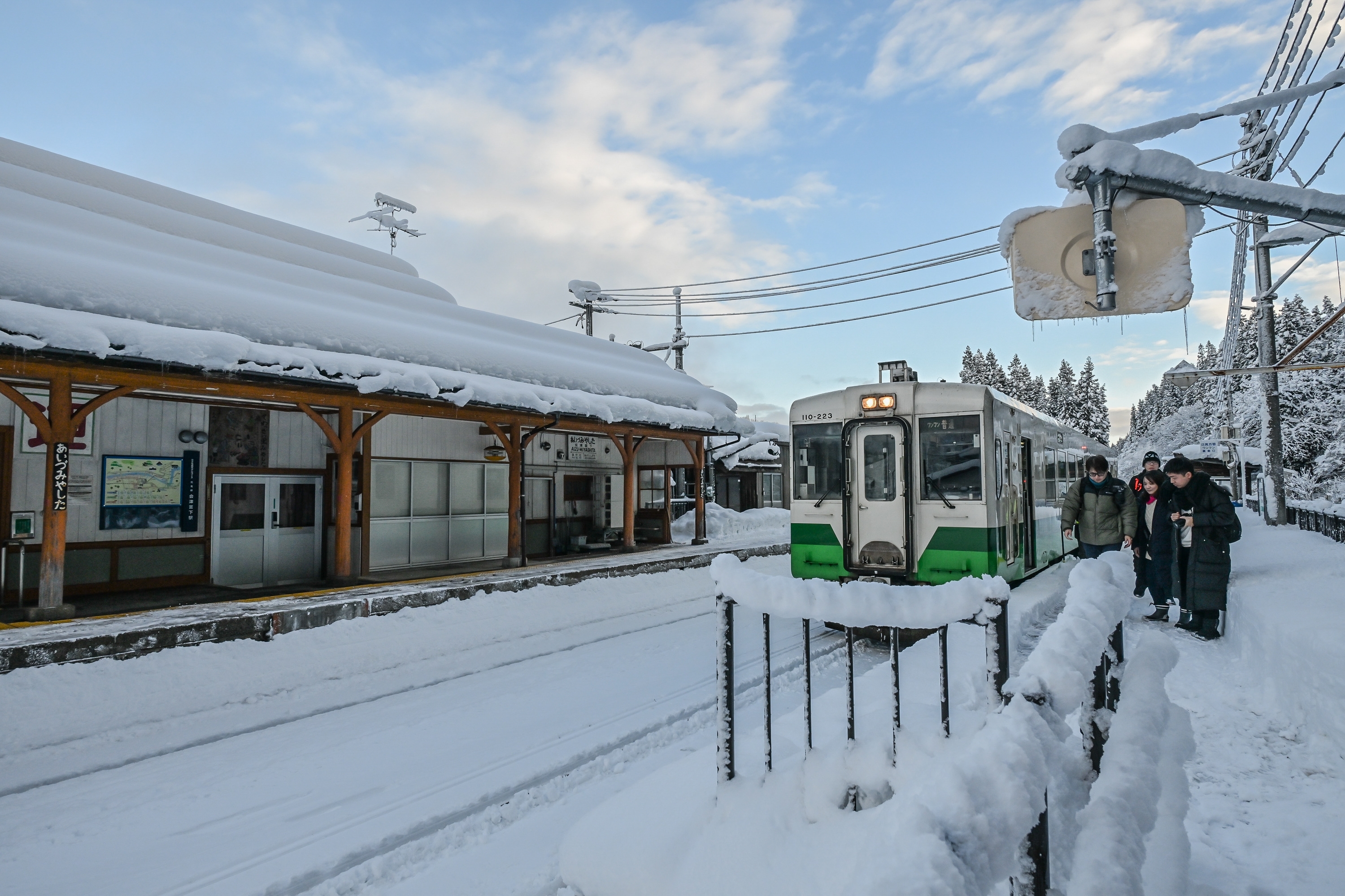 รถไฟสาย Tadami Line แล่นผ่านสะพานท่ามกลางหิมะและภูเขาในฟูกุชิมะ