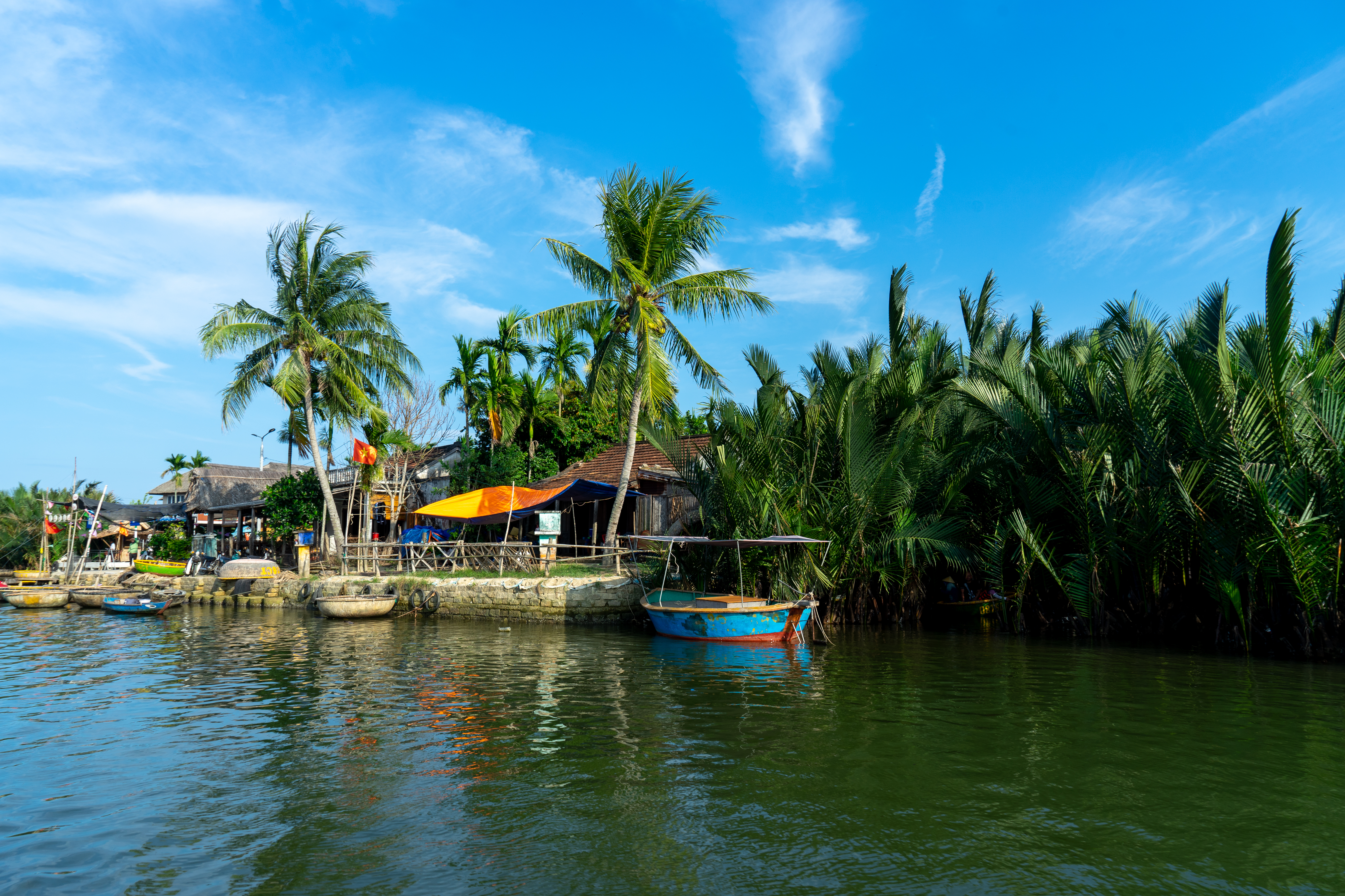 นักท่องเที่ยวกำลังนั่งเรือกระด้งในฮอยอัน