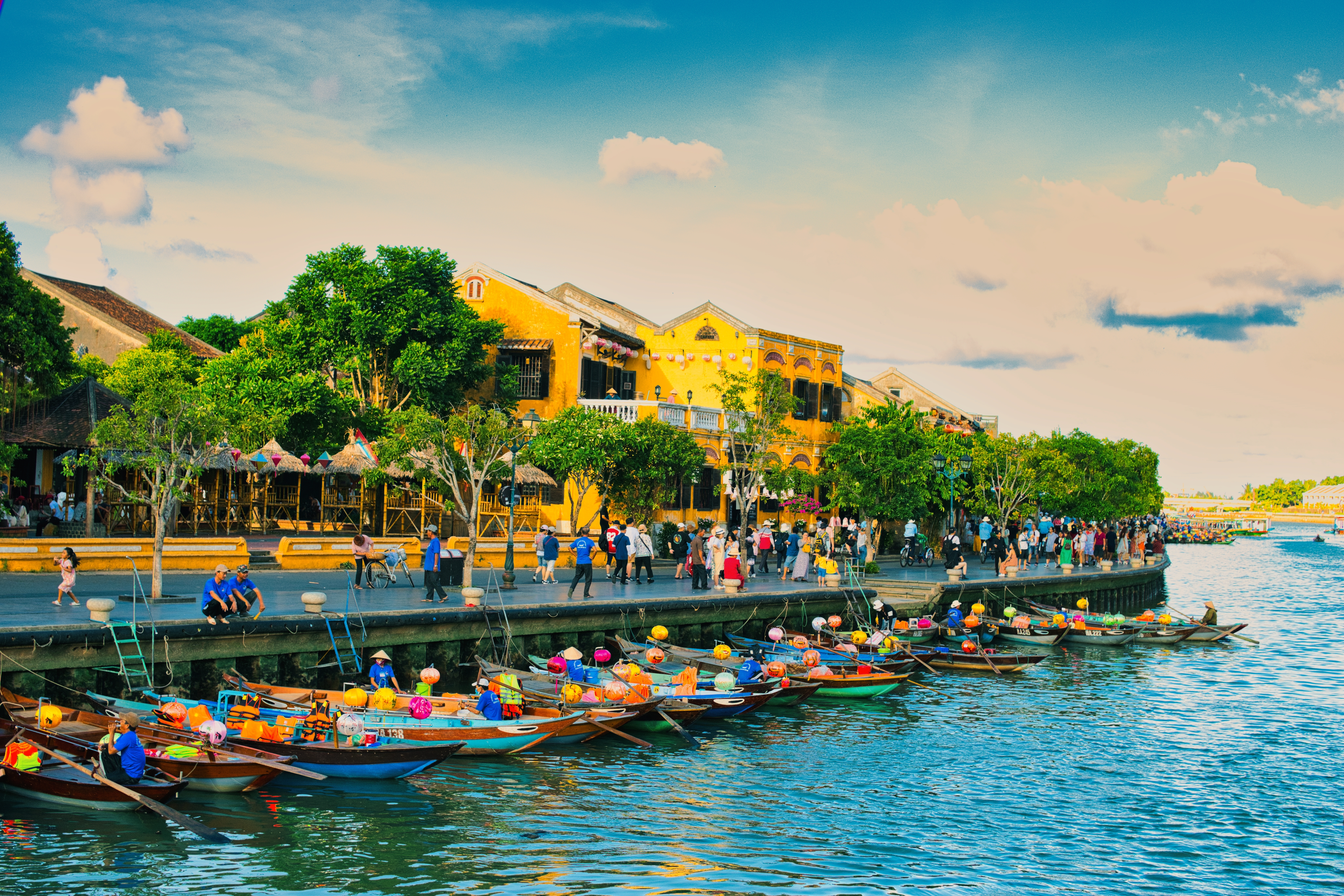 โคมไฟประดับตกแต่งหลากสีสันยามเย็นในเมืองเก่าฮอยอัน เวียดนาม