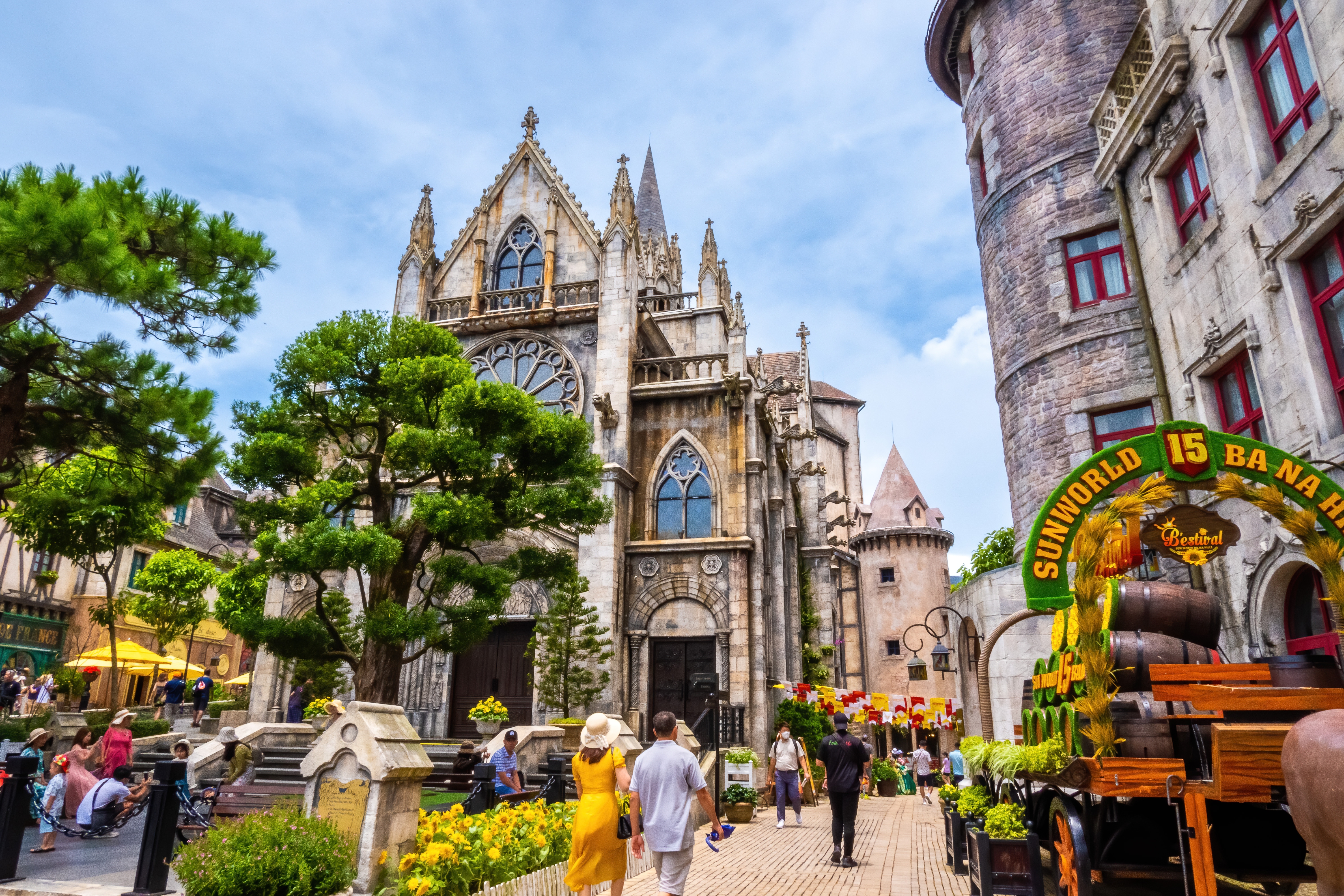 Ba Na Hills มุมถ่ายรูปวิวภูเขาและสถาปัตยกรรมสวยงาม