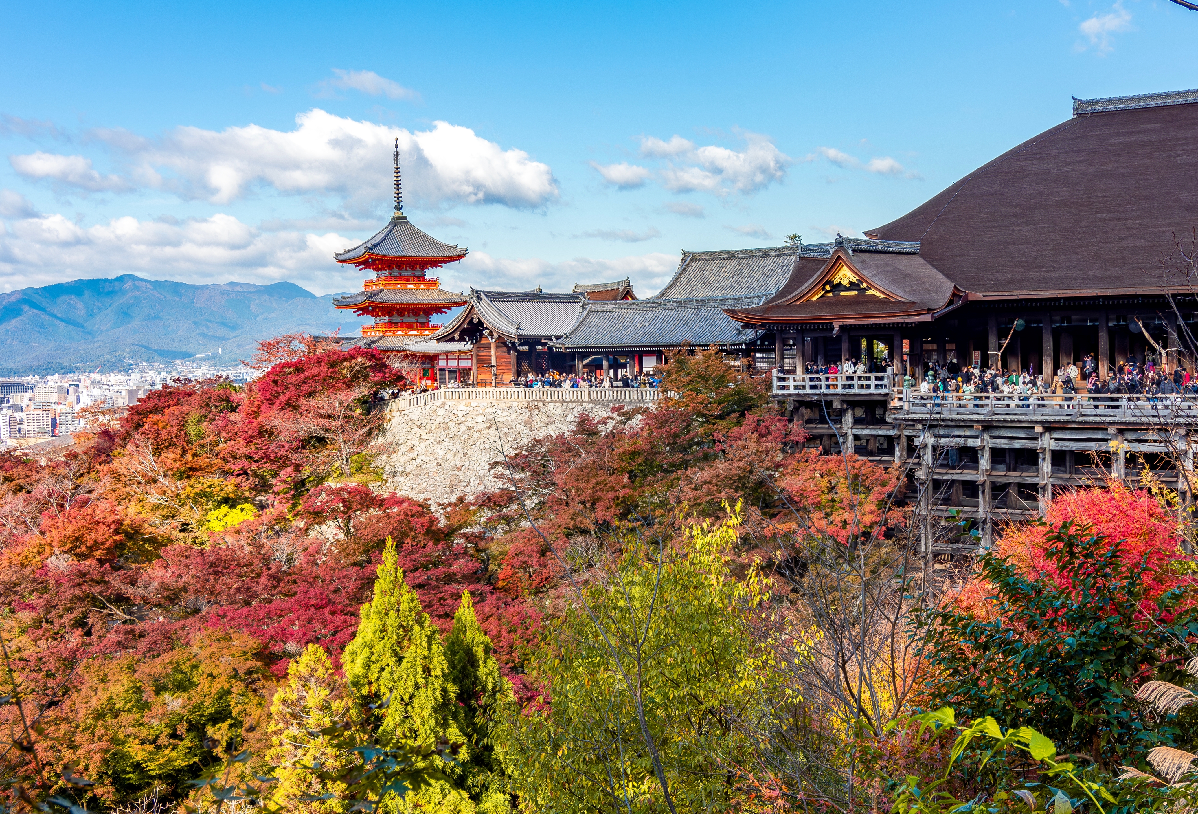 วัดคิโยมิซุ เกียวโต ทิวทัศน์เมืองและสถาปัตยกรรมโบราณ