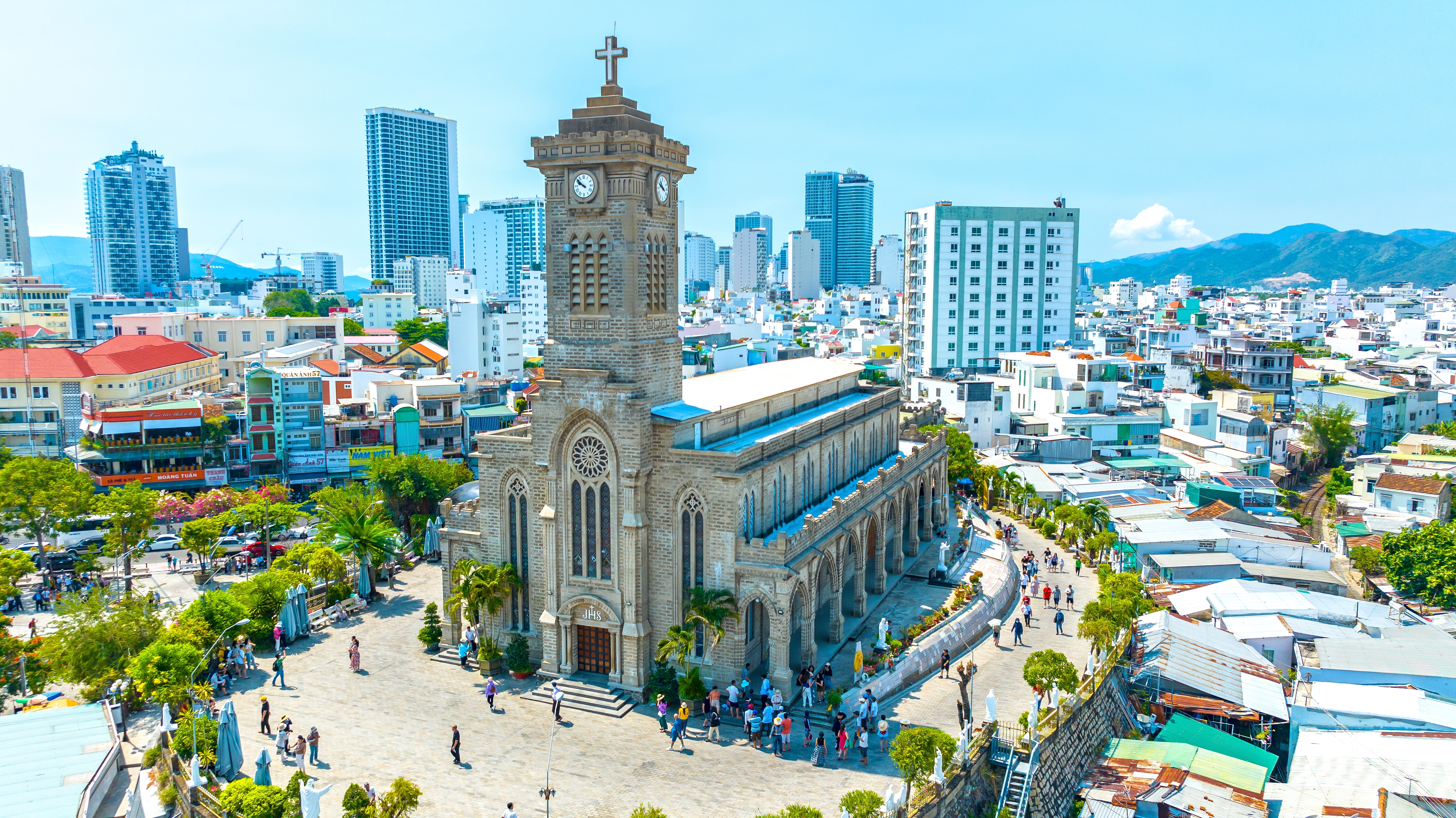 โบสถ์หินญาจาง (Nha Trang Cathedral) โบสถ์หินญาจางสไตล์โกธิก