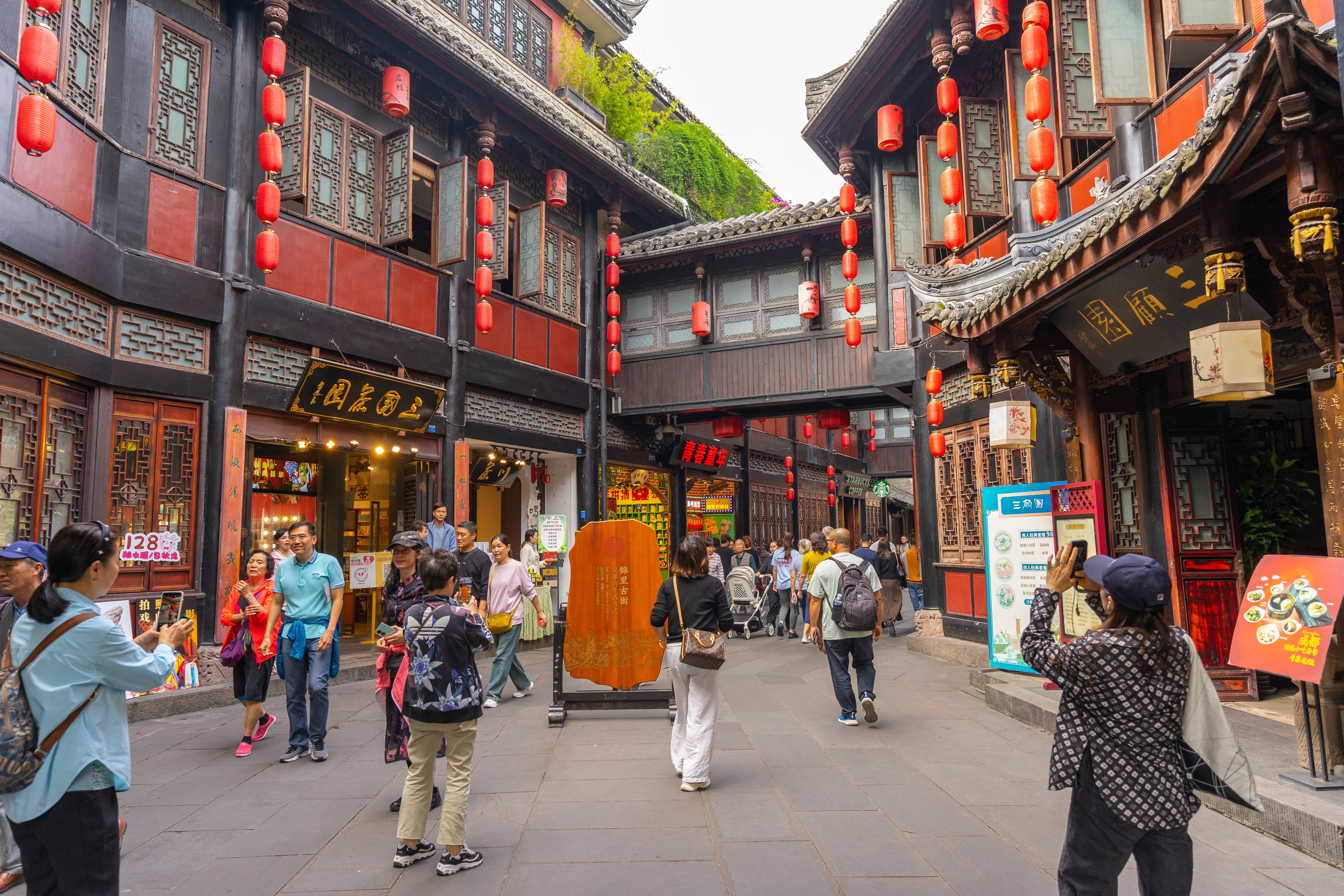 โคมไฟแดงยามค่ำคืนที่ถนน Jinli Ancient Street เฉิงตู ประเทศจีน