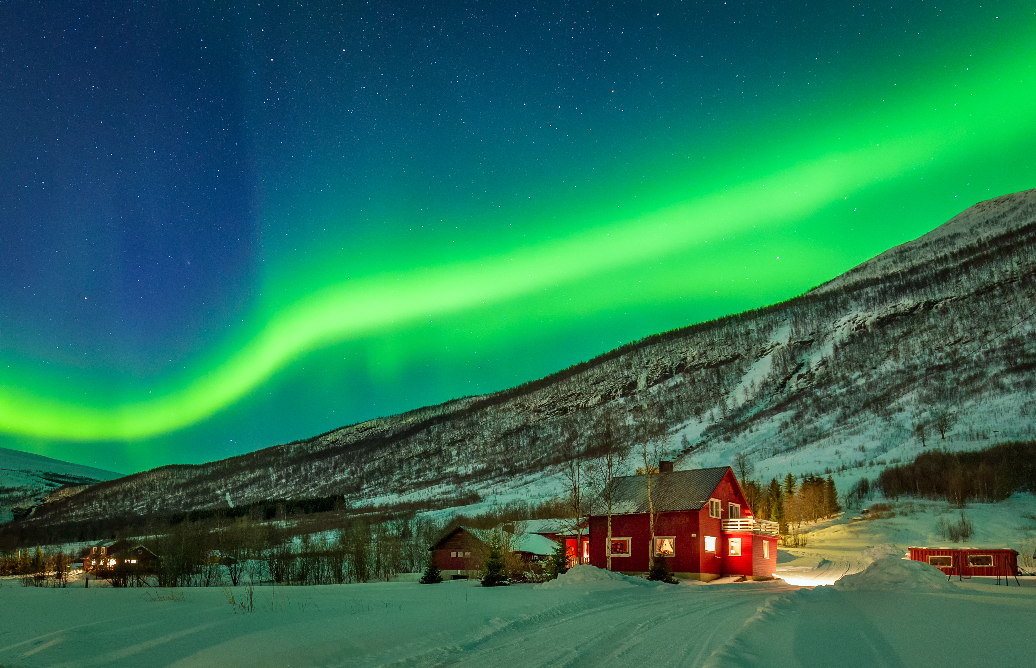 Aurora Borealis แสงเหนือพาดผ่านท้องฟ้าในเมืองทรอมโซ ประเทศนอร์เวย์