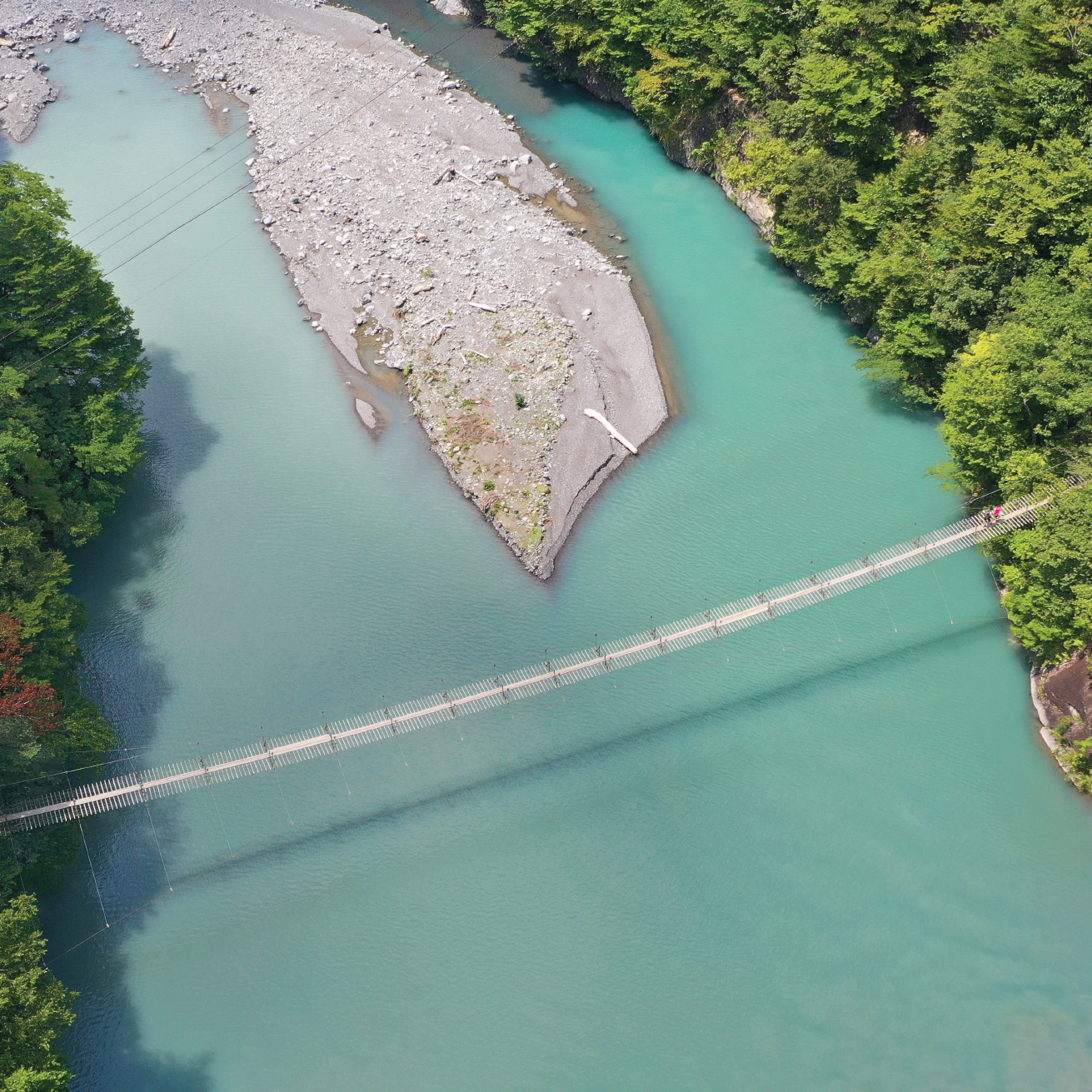 สะพานยูเมะ โนะ สึริบาชิ เหนือน้ำสีมรกตใน Sumata Gorge