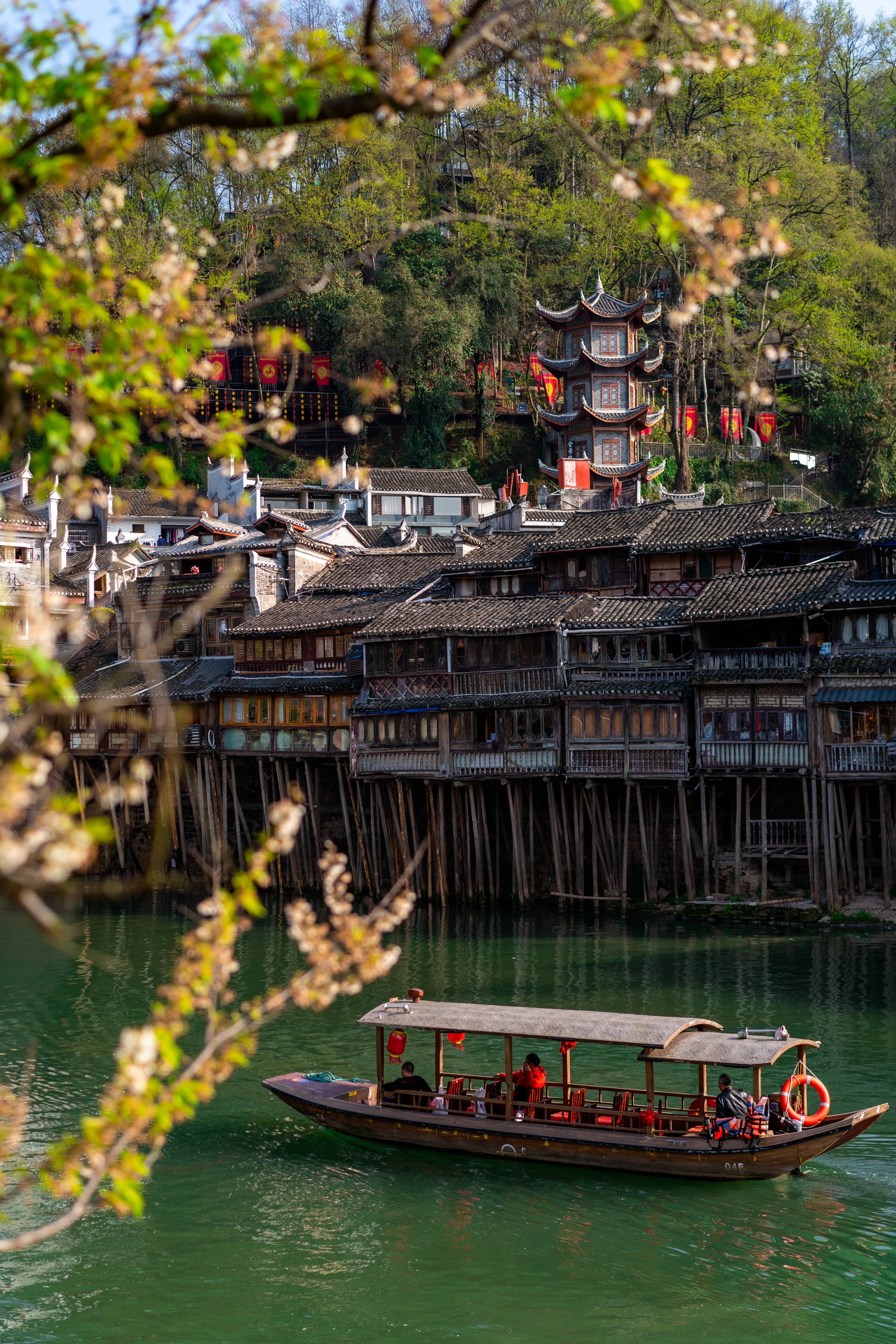 เฟิ่งหวง เมืองโบราณแห่งหูหนาน และแม่น้ำถัวเจียง ประเทศจีน