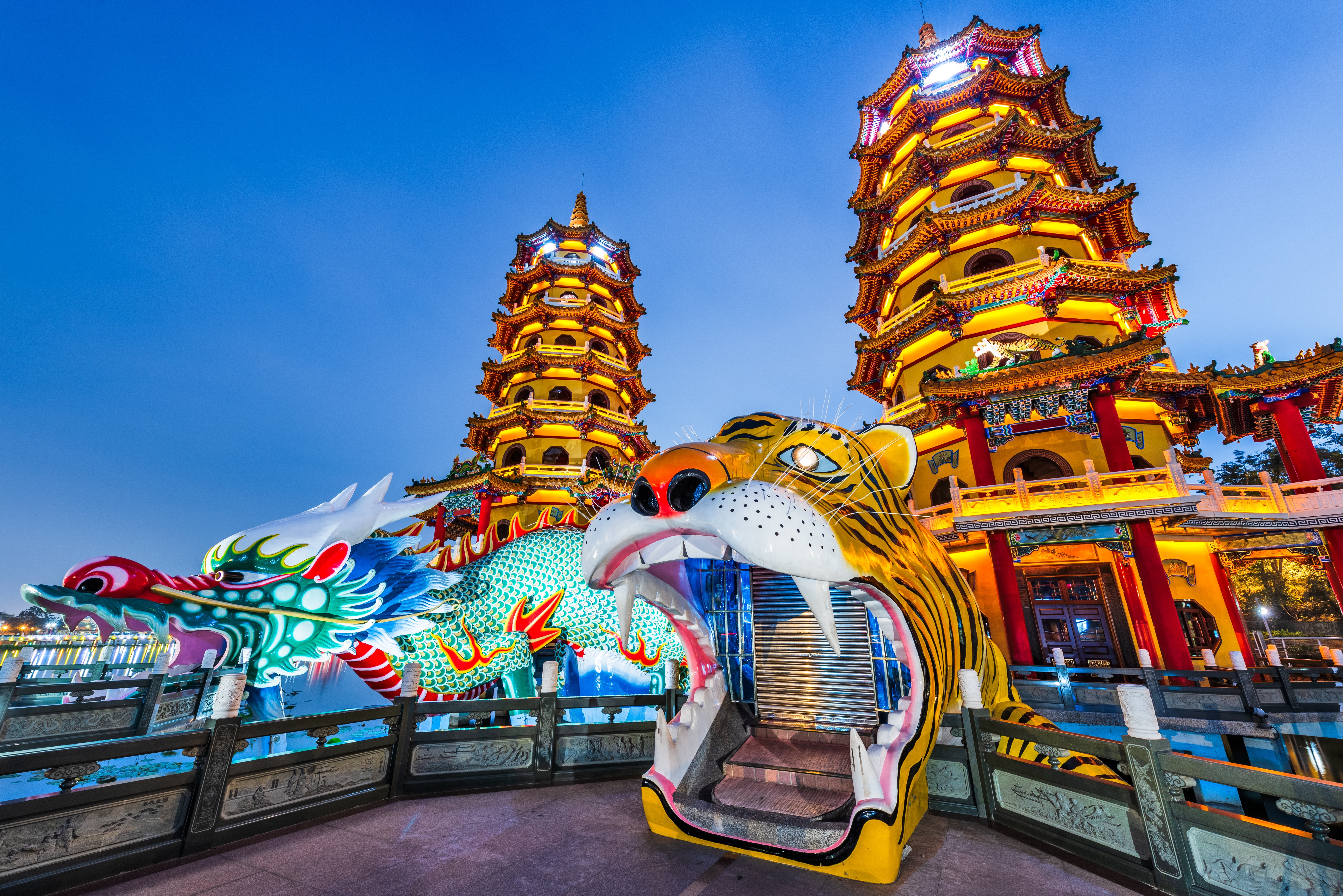 สถาปัตยกรรมเจดีย์มังกรเสือ Dragon and Tiger Pagodas Lotus Pond เกาสง ไต้หวัน