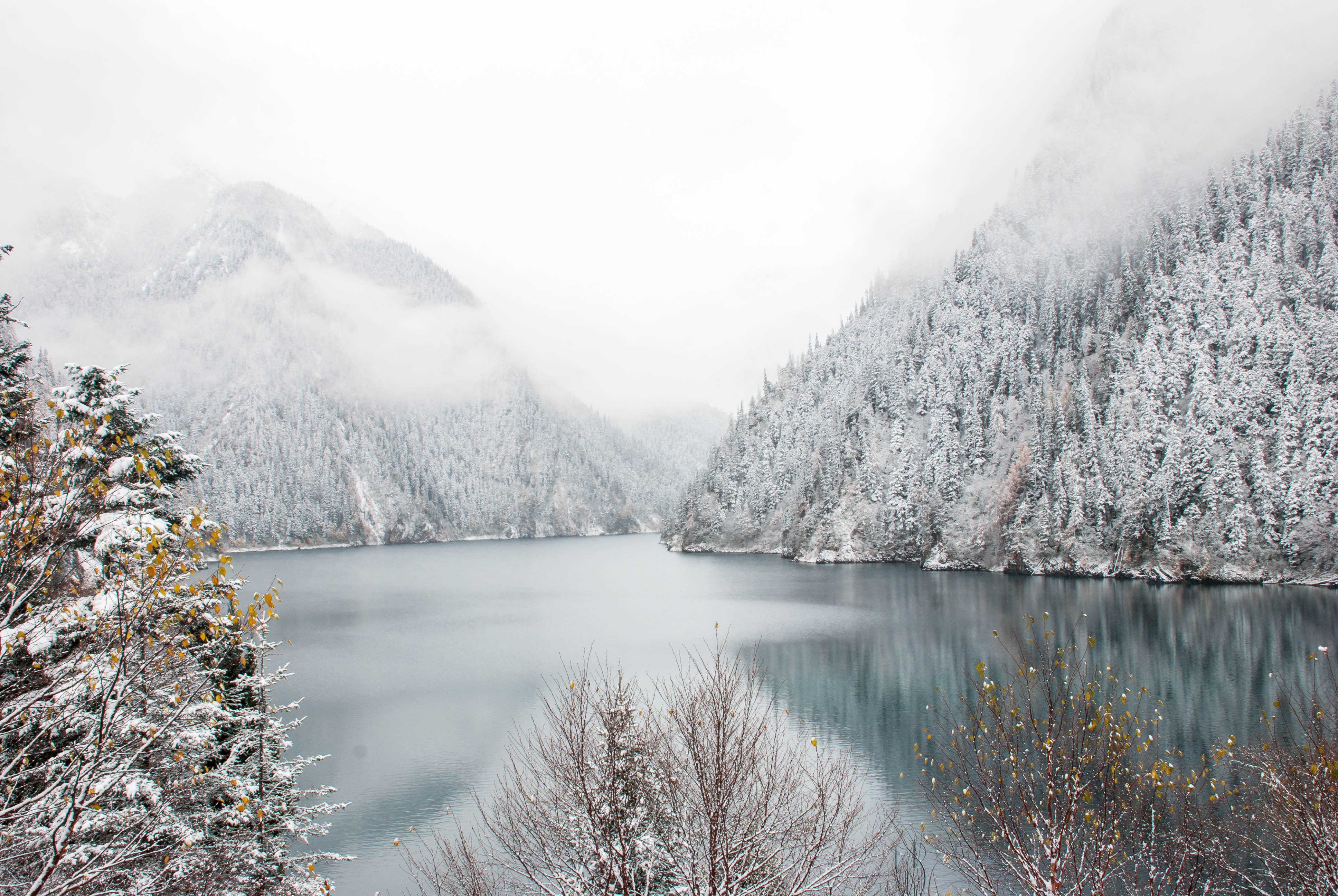 Long Lake Jiuzhaigou ทะเลสาบมังกรในฤดูหนาว ท่ามกลางภูเขาหิมะและผืนน้ำสีฟ้าใสในประเทศจีน