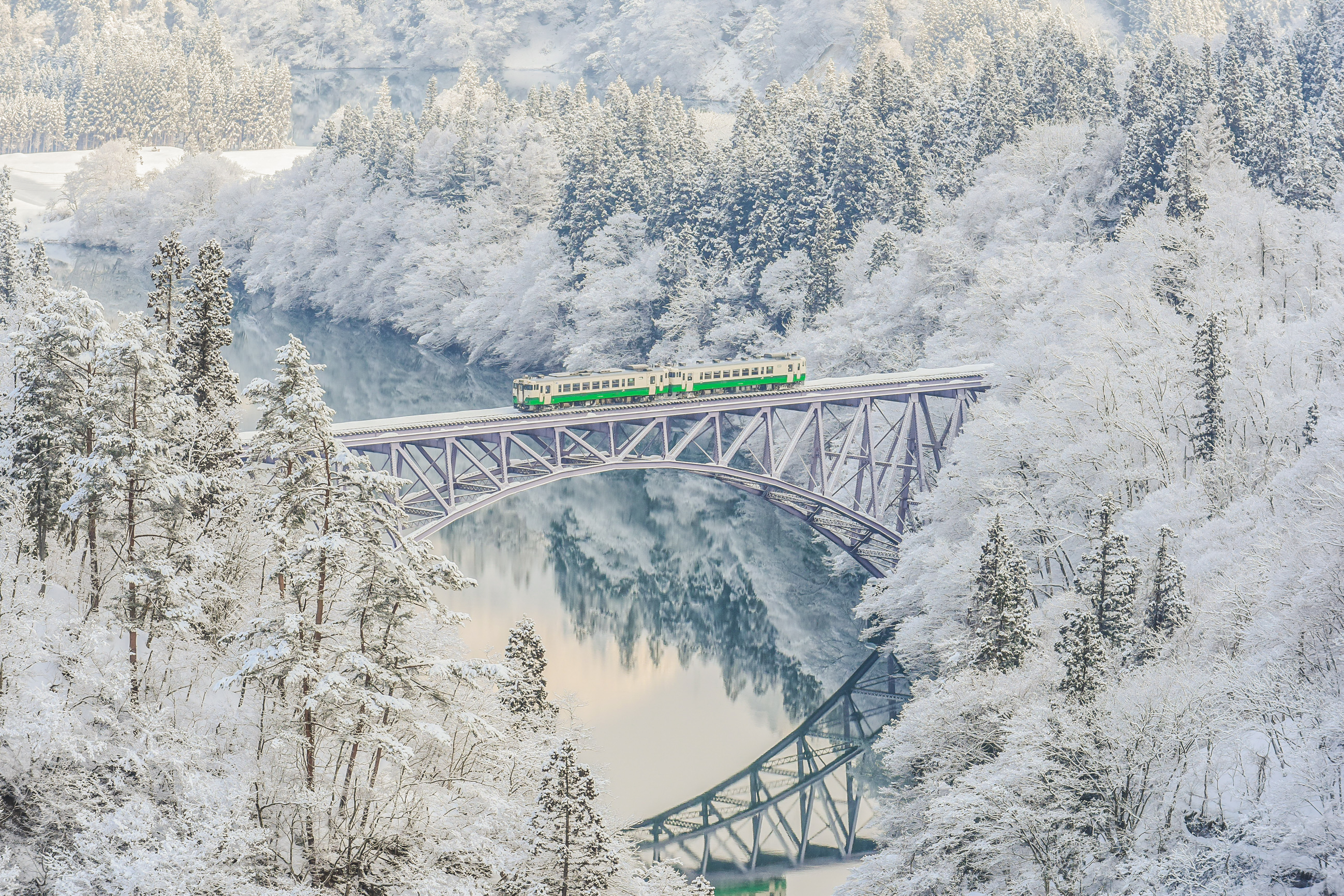 วิวสะพาน Tadami River Bridge ท่ามกลางหิมะขาวในจังหวัดฟูกุชิมะ ประเทศญี่ปุ่น