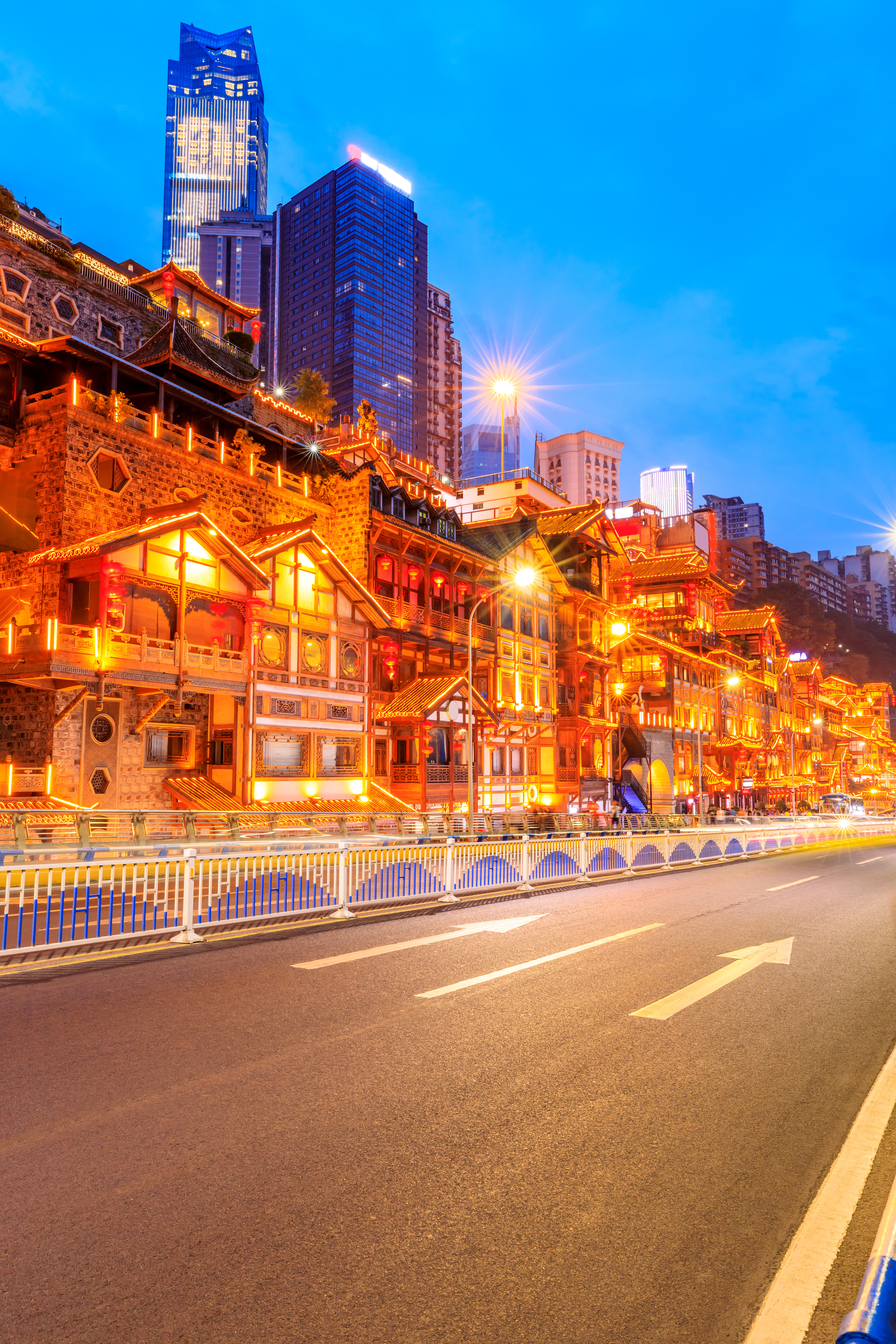 หงต้าหยง Hongyadong แลนด์มาร์กดังกลางเมืองฉงชิ่งยามค่ำคืน