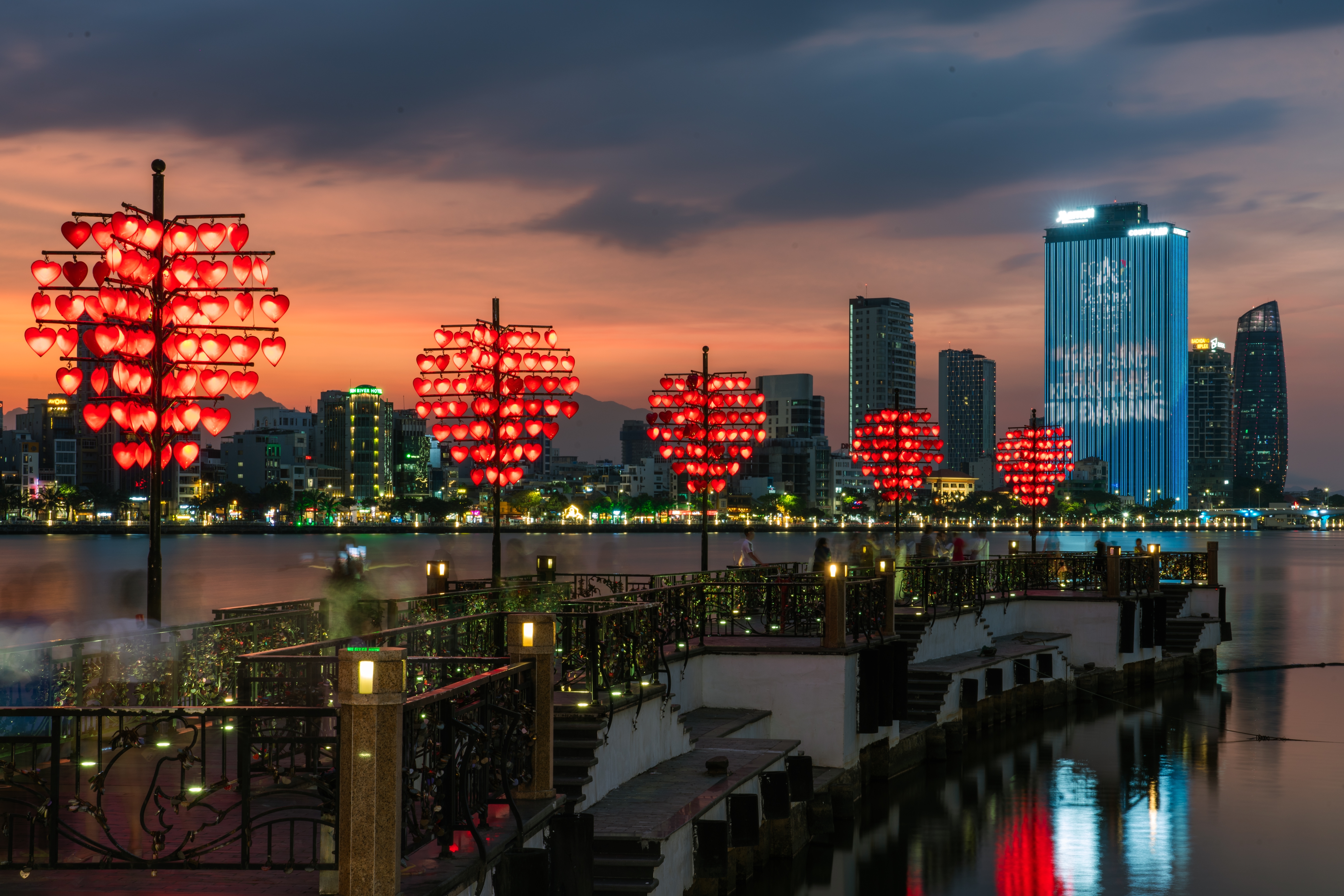 สะพานแห่งความรัก (Love Lock Bridge) ประดับด้วยโคมไฟรูปหัวใจสีแดงริมแม่น้ำฮัน
