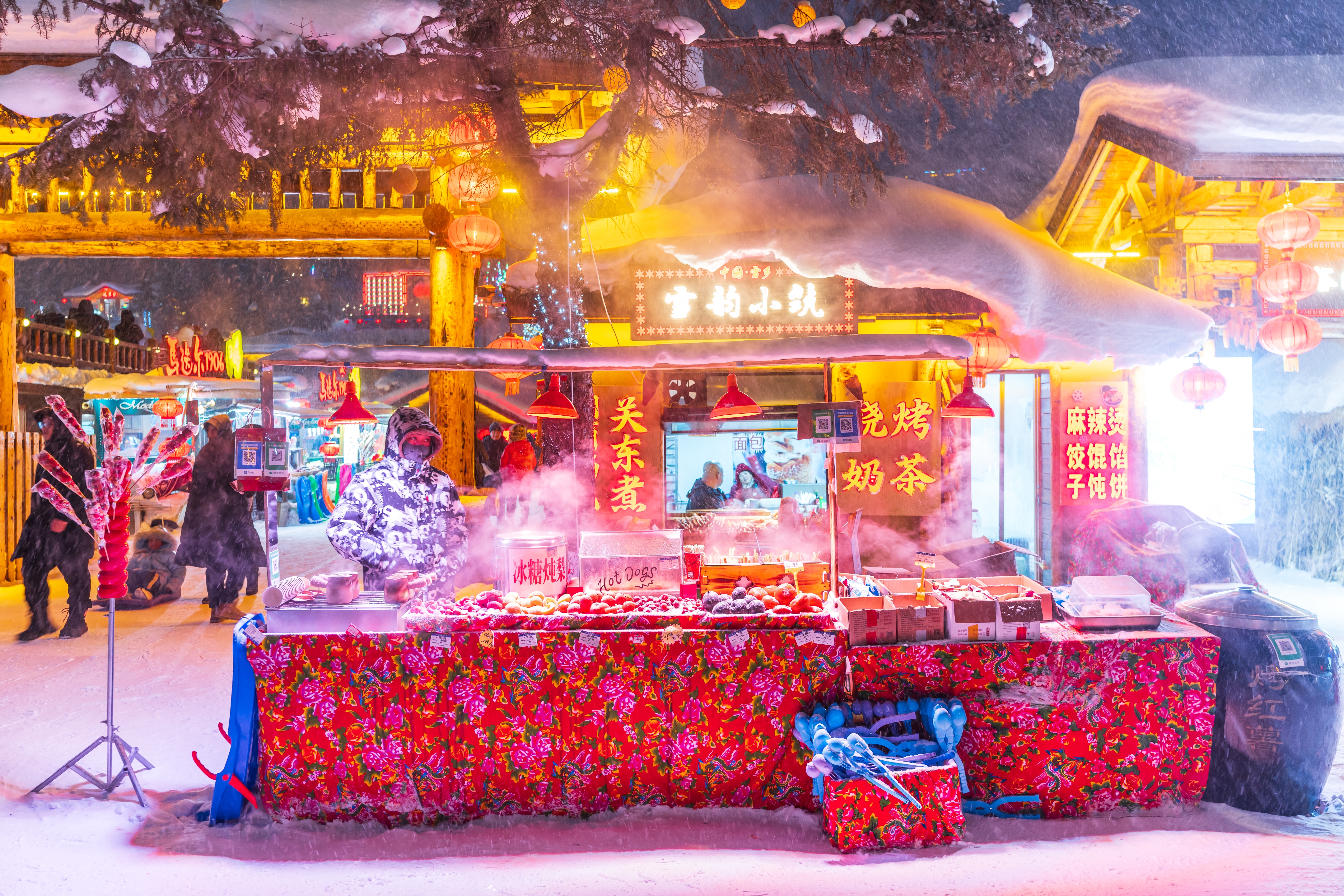 โคมไฟสีแดงและแสงไฟยามค่ำคืน บรรยากาศโรแมนติก หมู่บ้านหิมะ China Snow Town